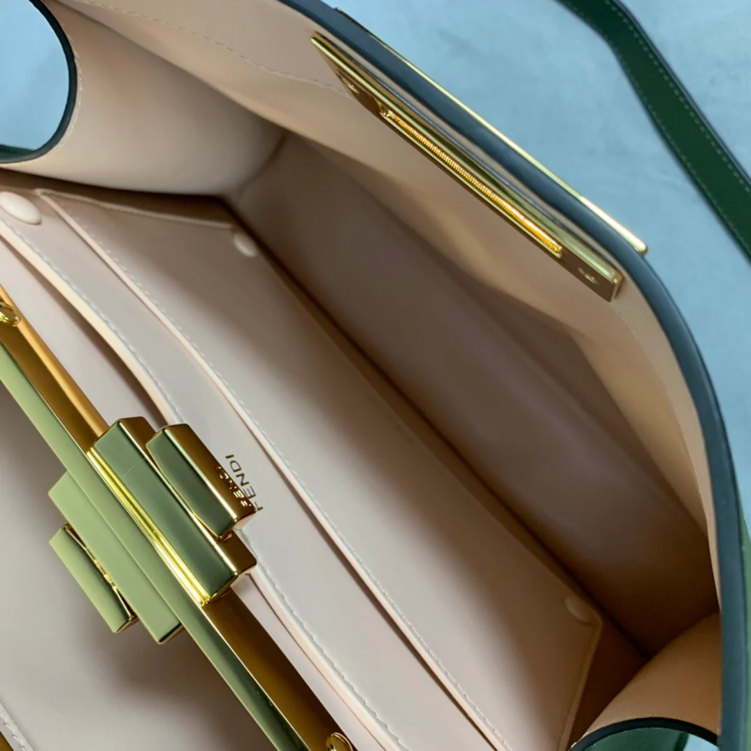 Fendi Peekaboo i-seey Средне-зеленая кожаная сумка