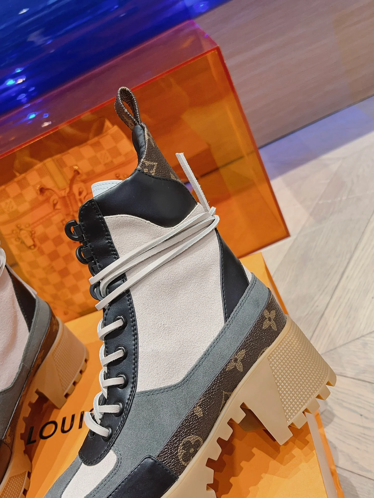 Классические ботинки Dr. Martens на высоком каблуке от LV — белые, с монограммой.