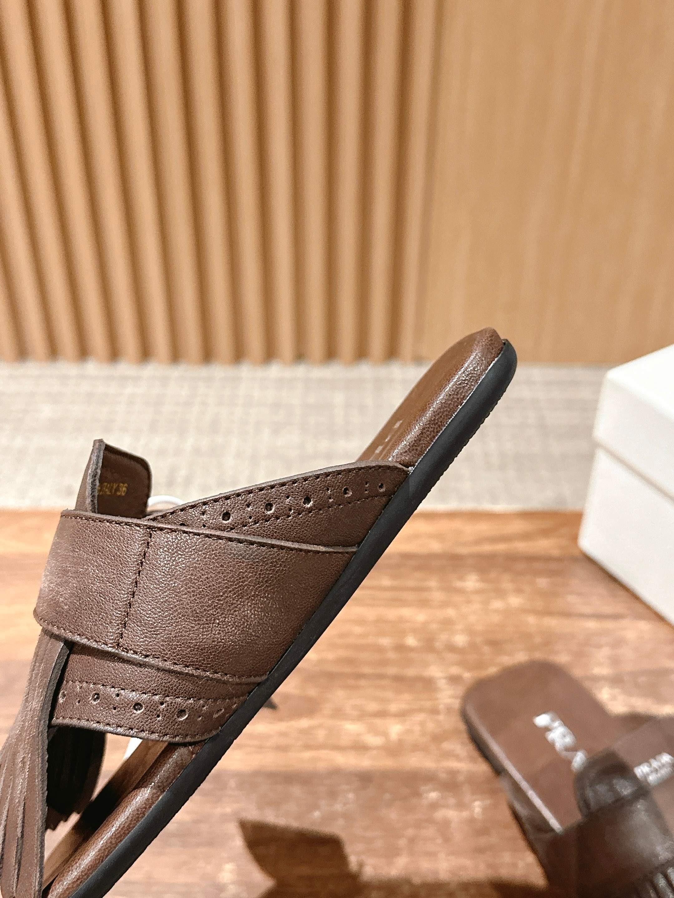 Новинка сезона весна/лето 2025 от Prada - Ретро-тапочки с кисточками - Подиумный стиль - Кофейно-коричневый