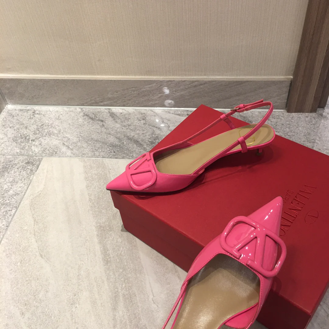 Лакированные босоножки Valentino на низком каблуке с острым носком — розовые.