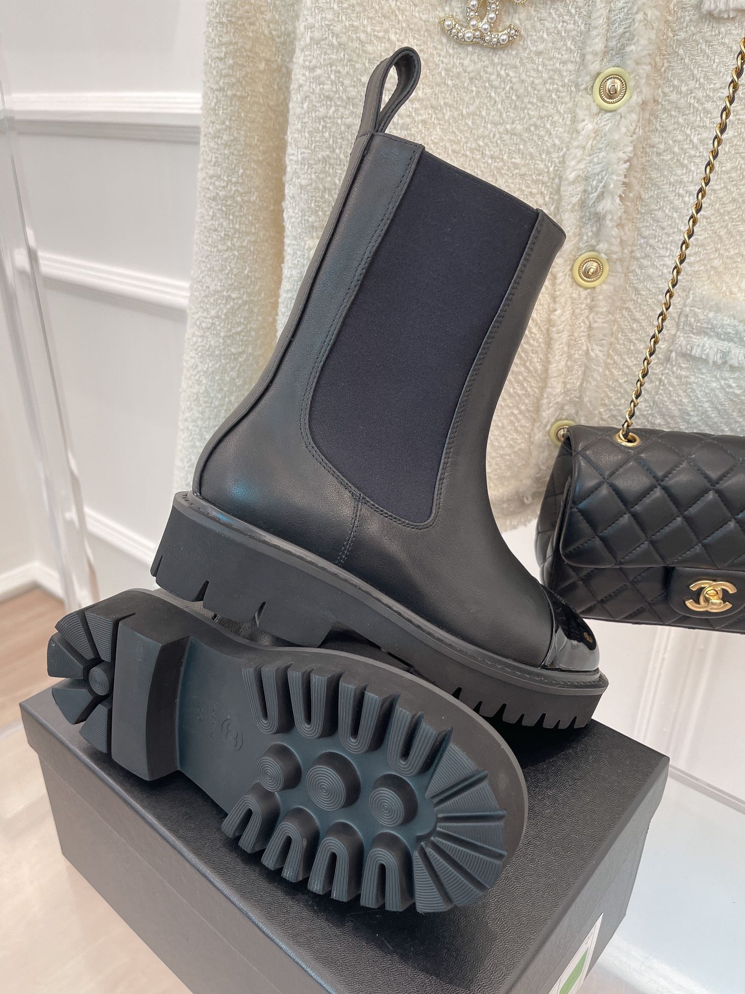 Новинка сезона осень/зима 2023 от Chanel - Ботильоны с круглым носком - Черные