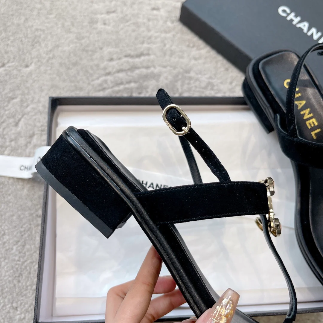 Новинка сезона весна/лето 2023 от Chanel - сандалии из овечьей кожи с драгоценными камнями - черные.