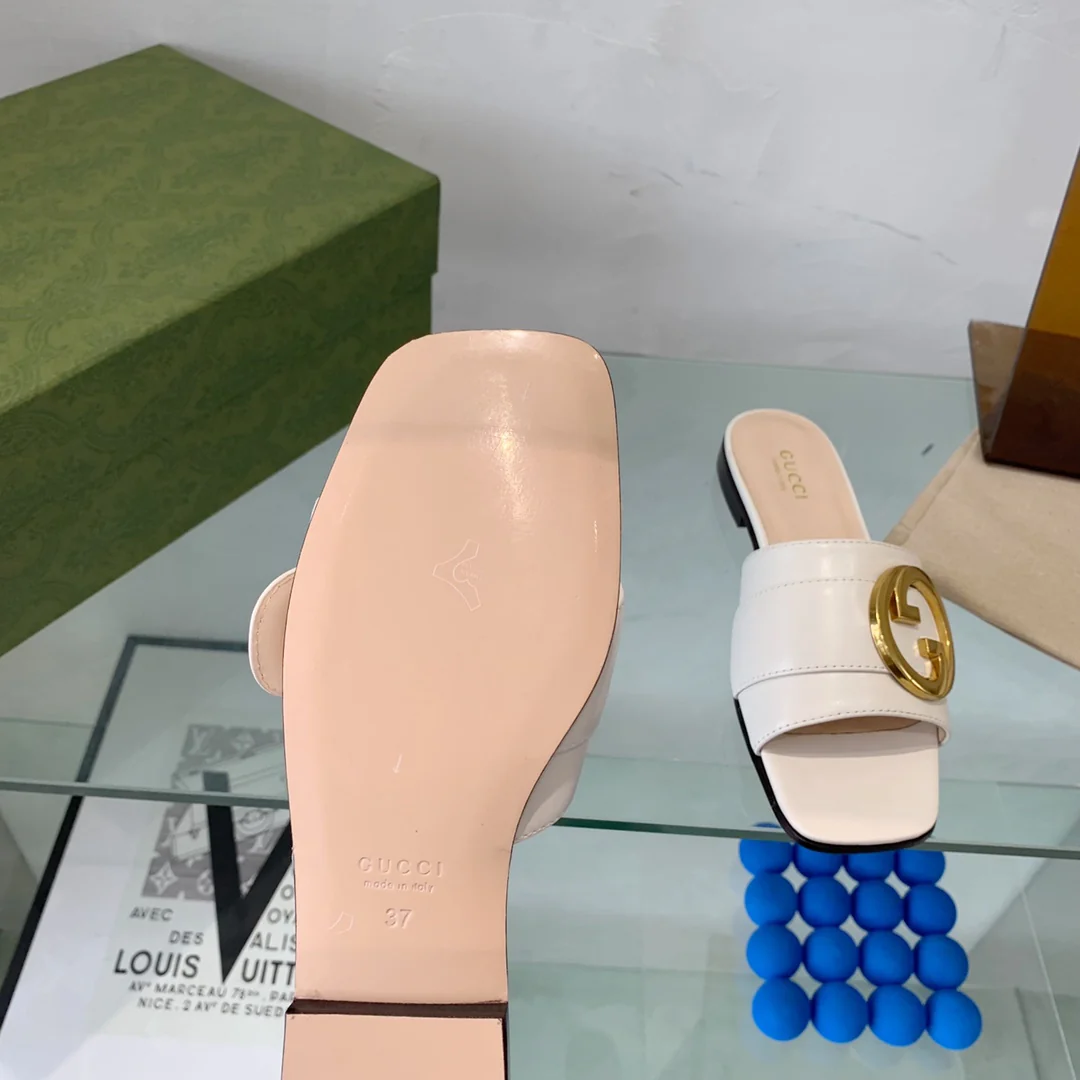 Новинка сезона весна/лето 2022 от Gucci - тапочки с двойной буквой G - 1 шт.
