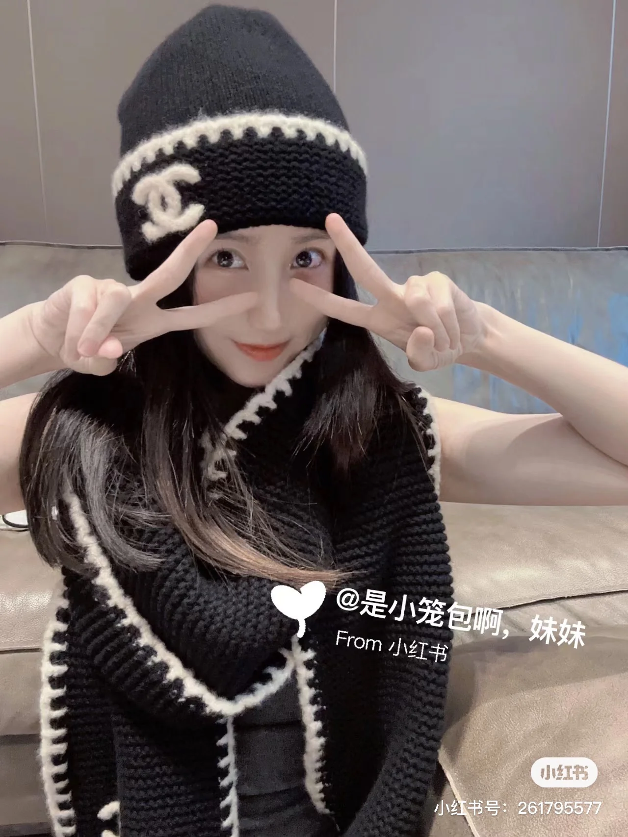 Chanel - Комплект из двух предметов: шляпа и шарф контрастного цвета.