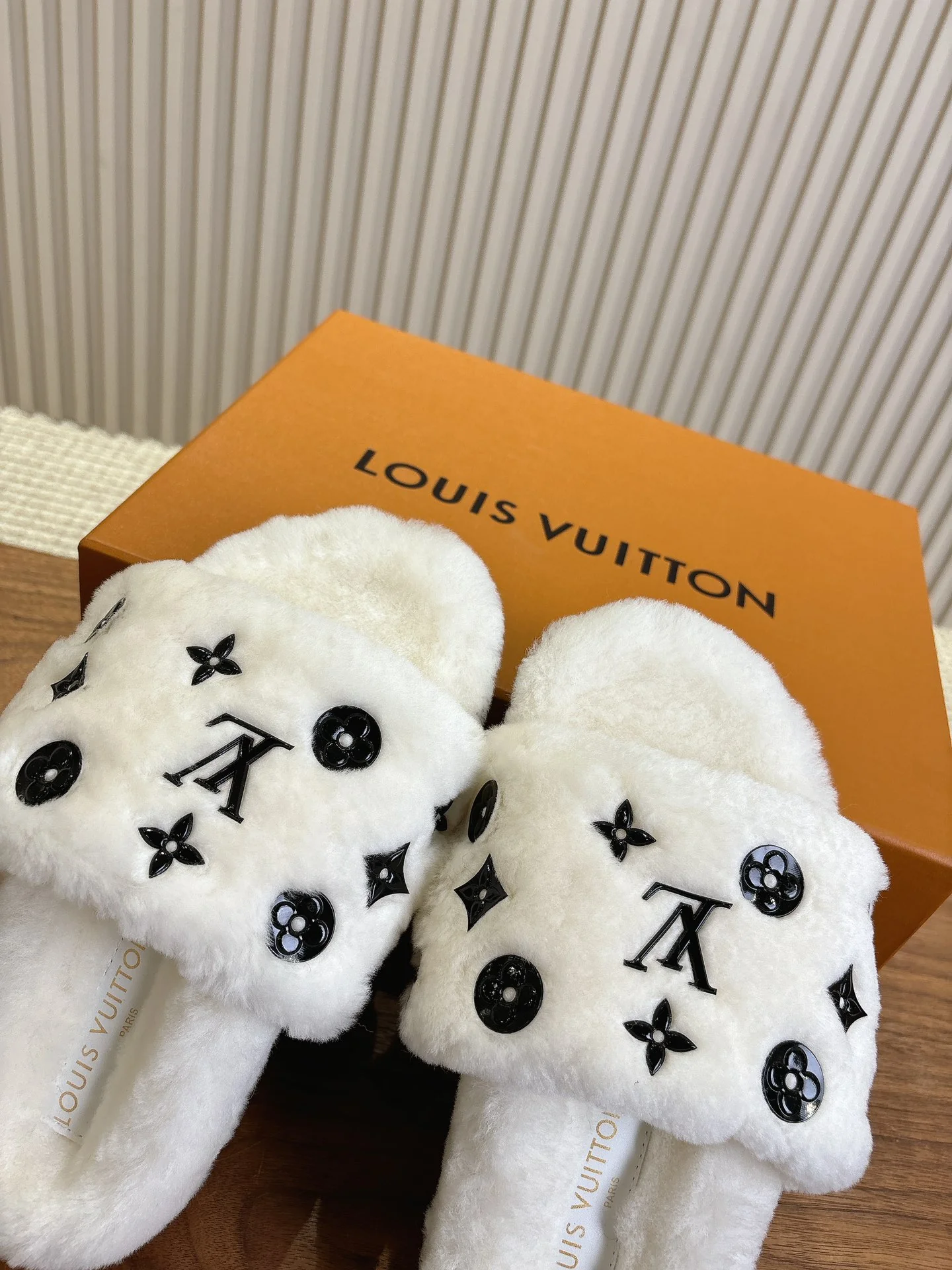 LV-2024 Шерстяные тапочки - Белые - 1