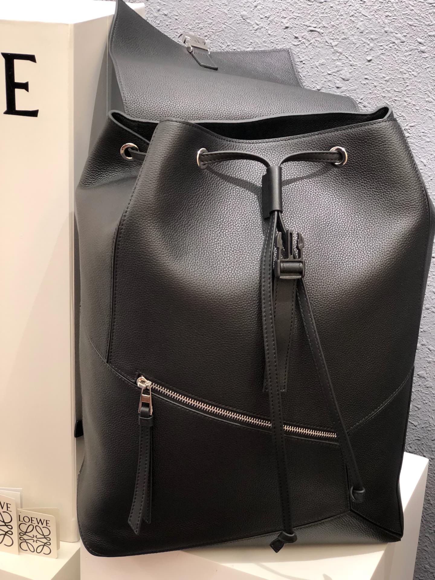 Мужской рюкзак Loewe Puzzle из телячьей кожи.