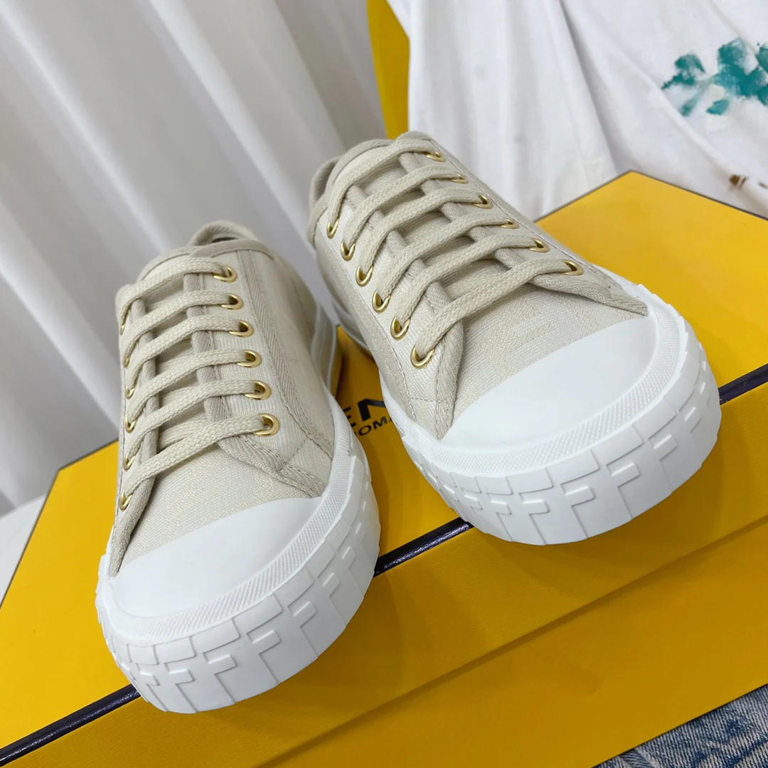 Новинка сезона осень/зима 2022 от Fendi - Туфли из канваса с монограммой - Парные модели