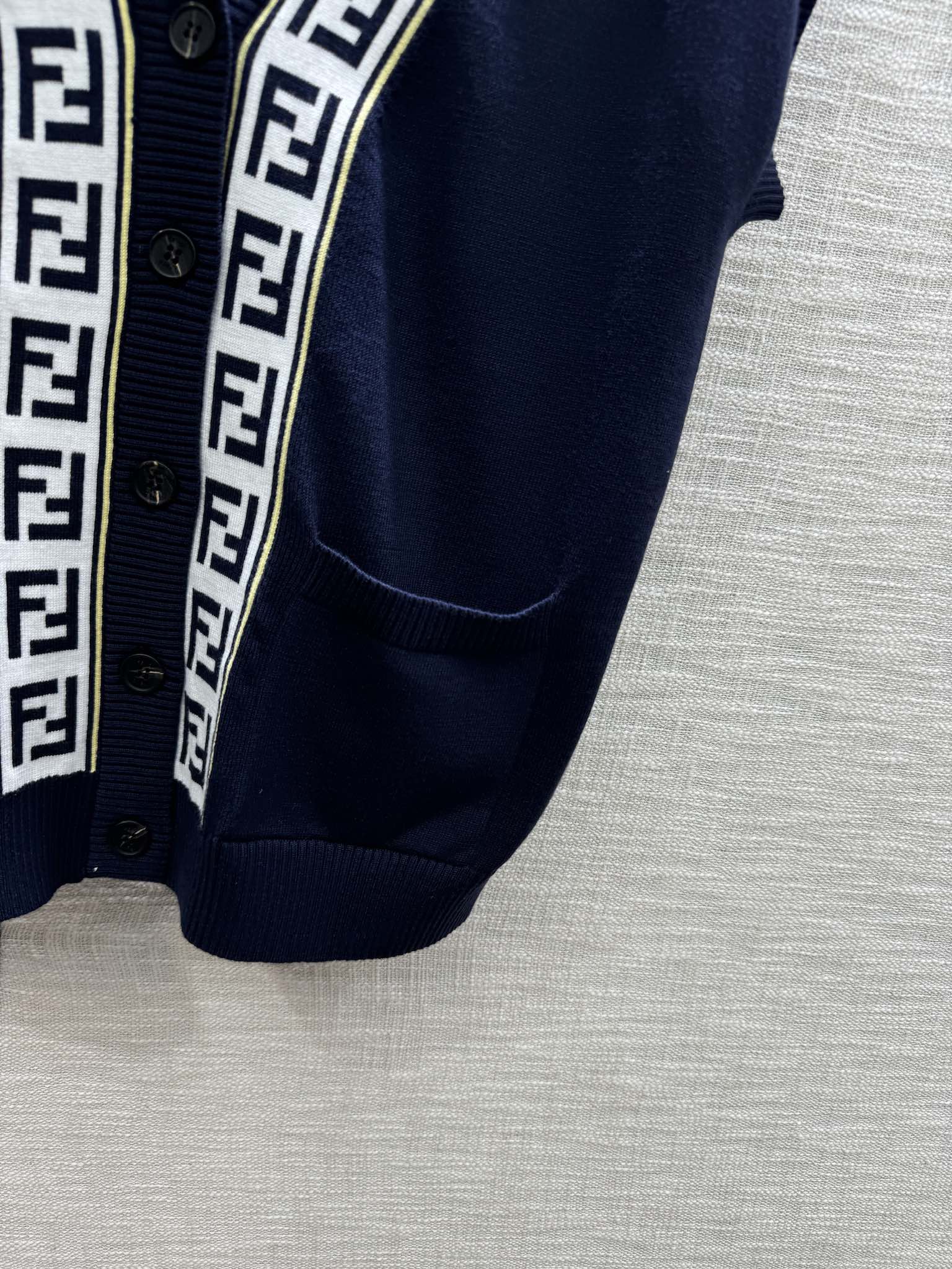 Fendi-2403-Двубортный вязаный жилет с V-образным вырезом и буквенным рисунком