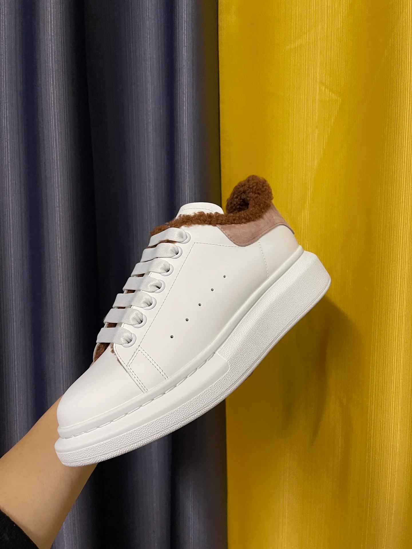 Классические белые кроссовки McQueen - унисекс - пыльно-розовый с коричневой меховой отделкой - Премиум-издание