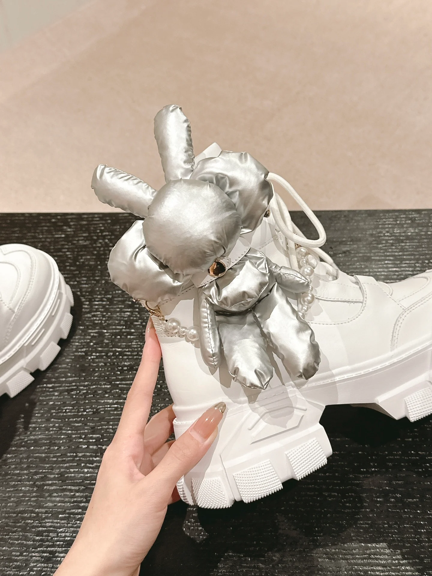 Высокие кеды на платформе Chanel 2024 года - белые.