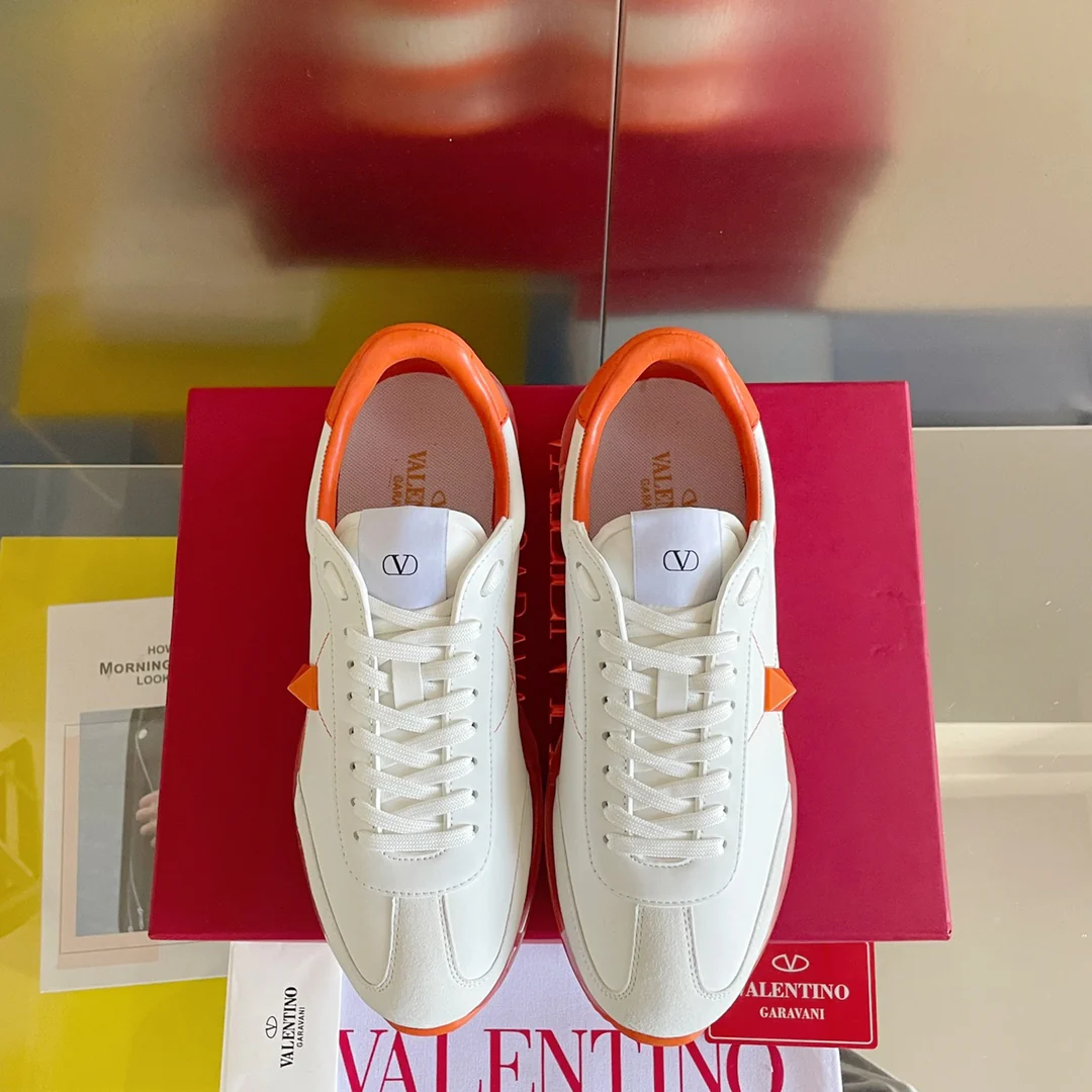 Valentino - Спортивные повседневные туфли с заклепками - Серия с заклепками по всей поверхности - Модель с воздушной подушкой - Парный стиль - Оранжевая отделка