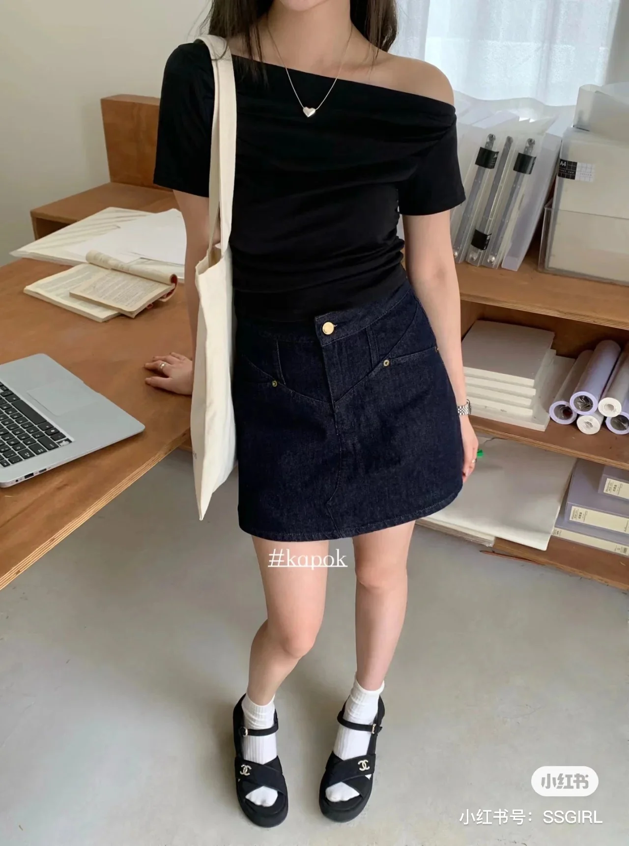 Новинка сезона весна/лето 2023 от Chanel - Сандалии на танкетке из овечьей кожи - Черные