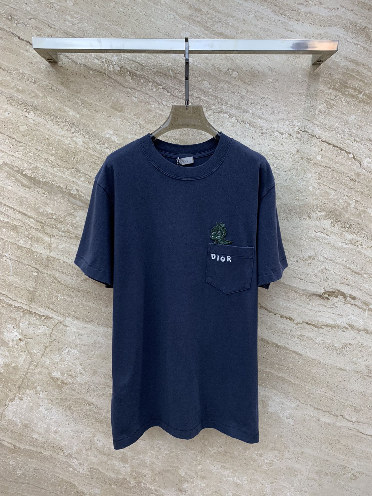 Футболка Dior 2403-24ss с вышитым динозавром на кармане - синяя