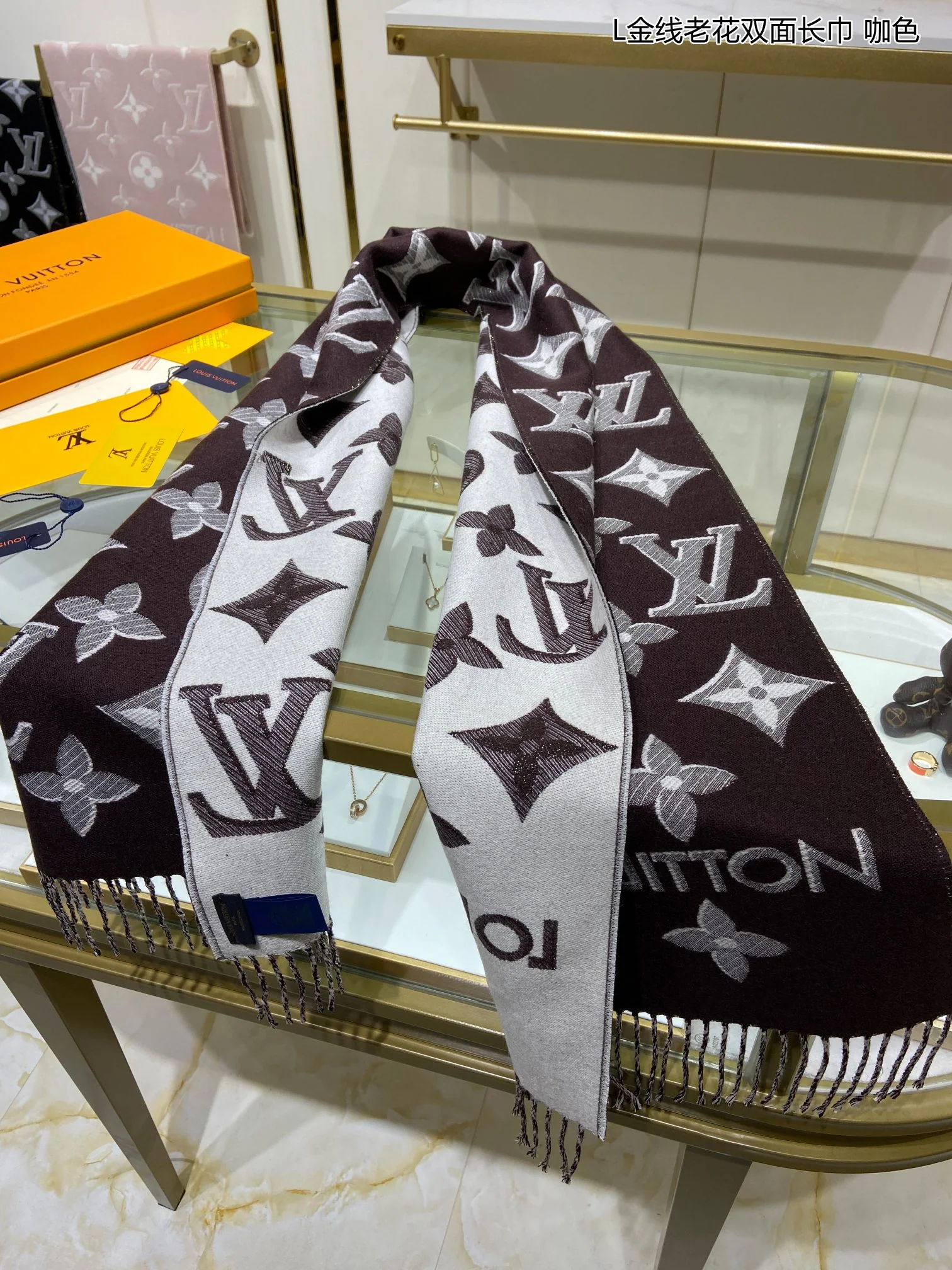 Двусторонний шарф LV с золотой нитью и монограммой - черный