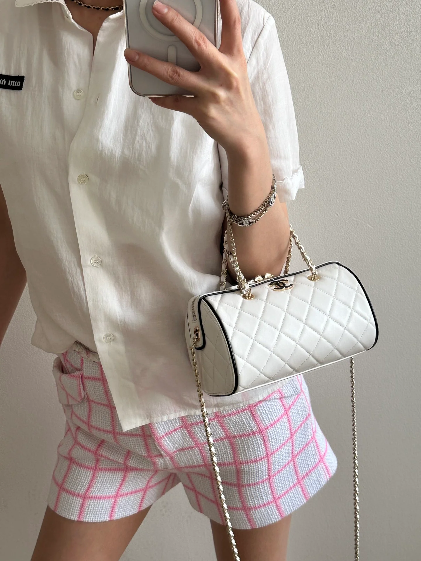 Мини-шар для боулинга Chanel 25 пенсов, весенне-летний, из овечьей кожи, белый с черной отделкой.