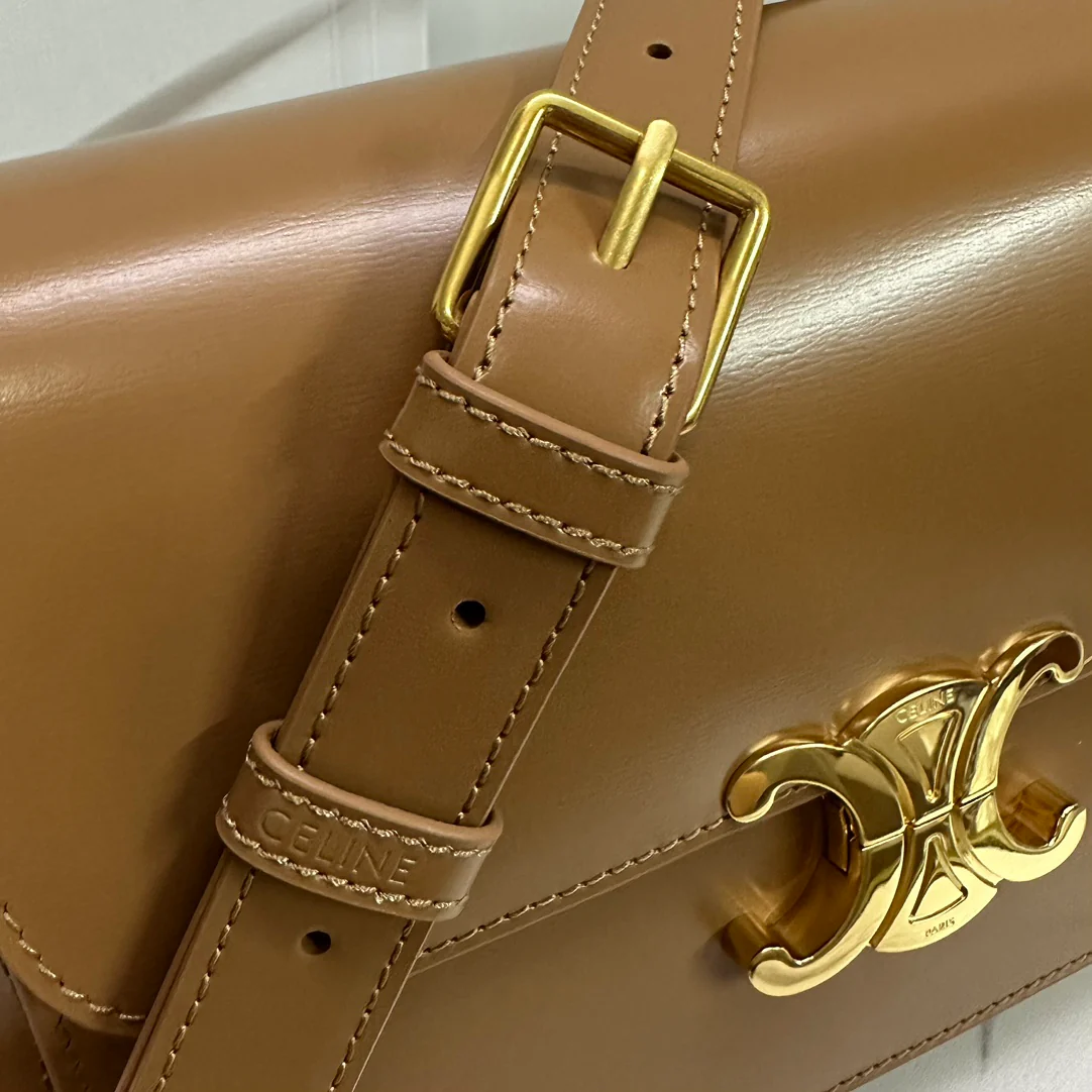 Сумка Celine Triomphe Classic из глянцевой телячьей кожи — коричневая.