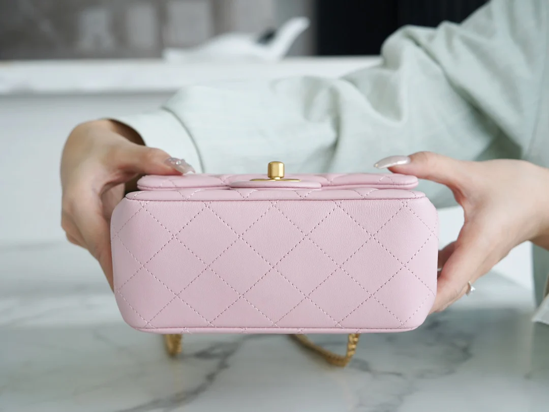 Пряжка Chanel 23 с декором в виде камелии - розовая