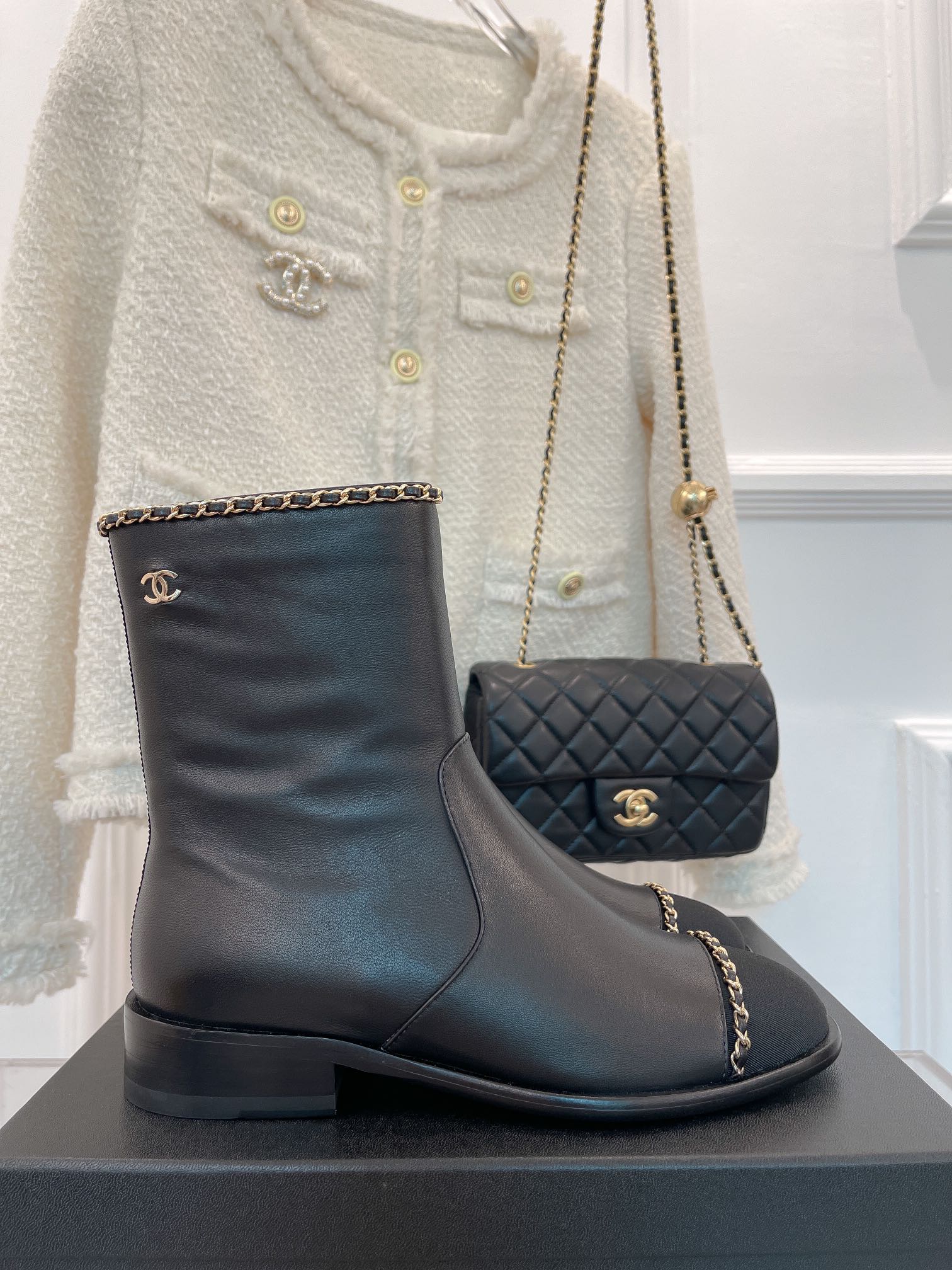 Новинка сезона осень/зима 2023 от Chanel - Ботильоны на массивном каблуке с цепочкой - Черные