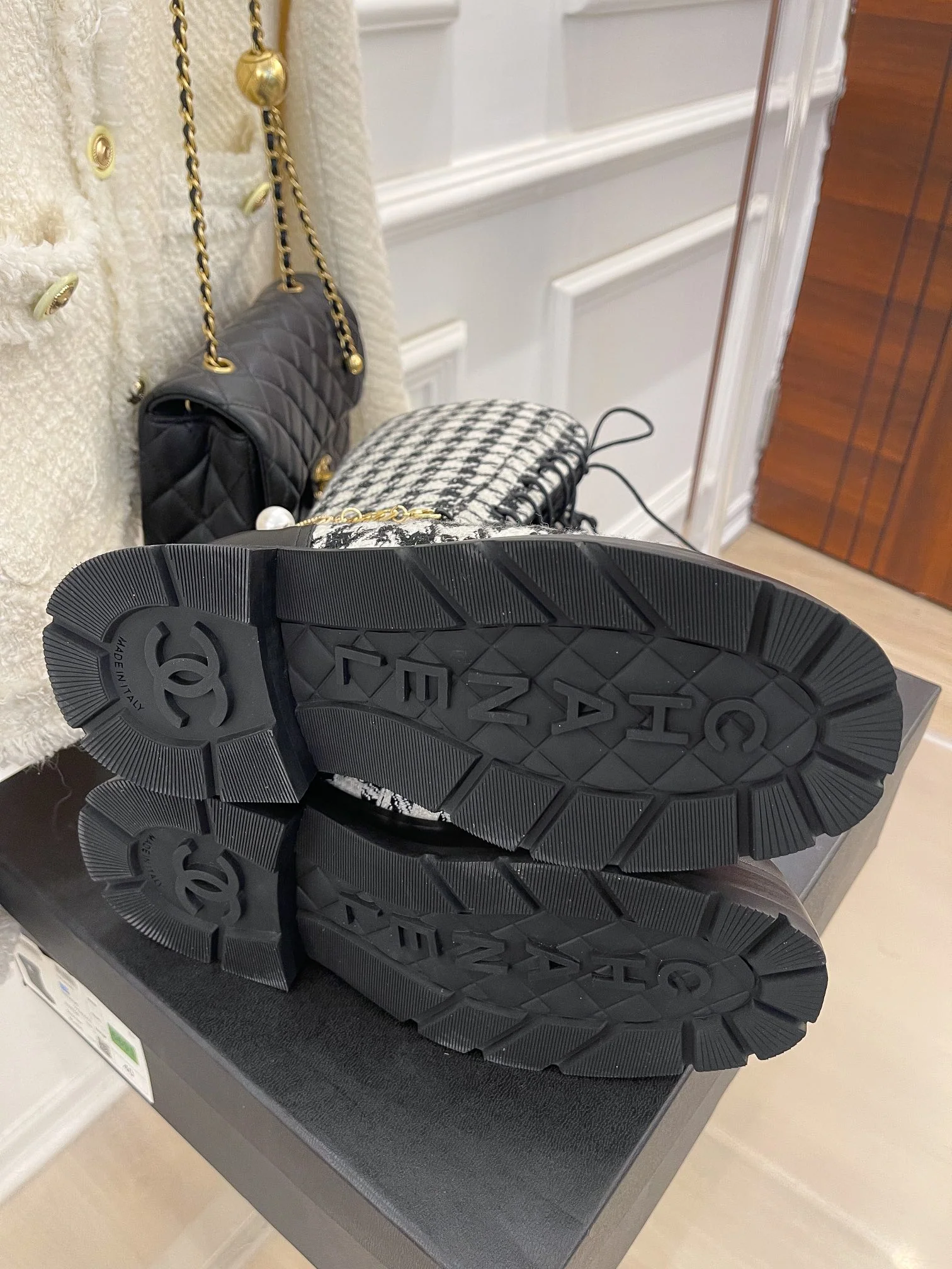 Новинка сезона осень/зима 2023 от Chanel - Ботинки с цепочкой - в клетку