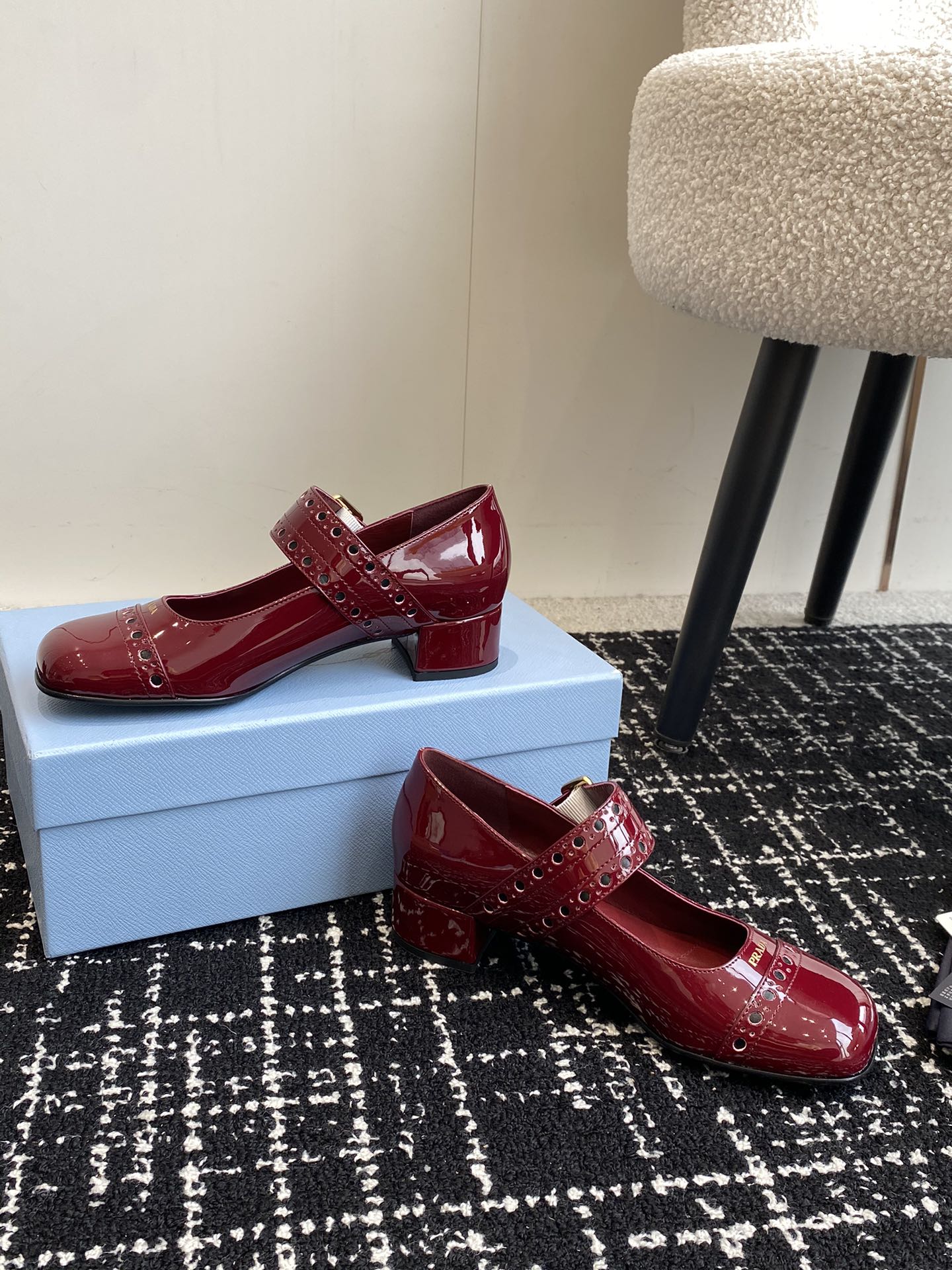 Туфли-мэри-джейн Prada 2024 в стиле ретро - красные