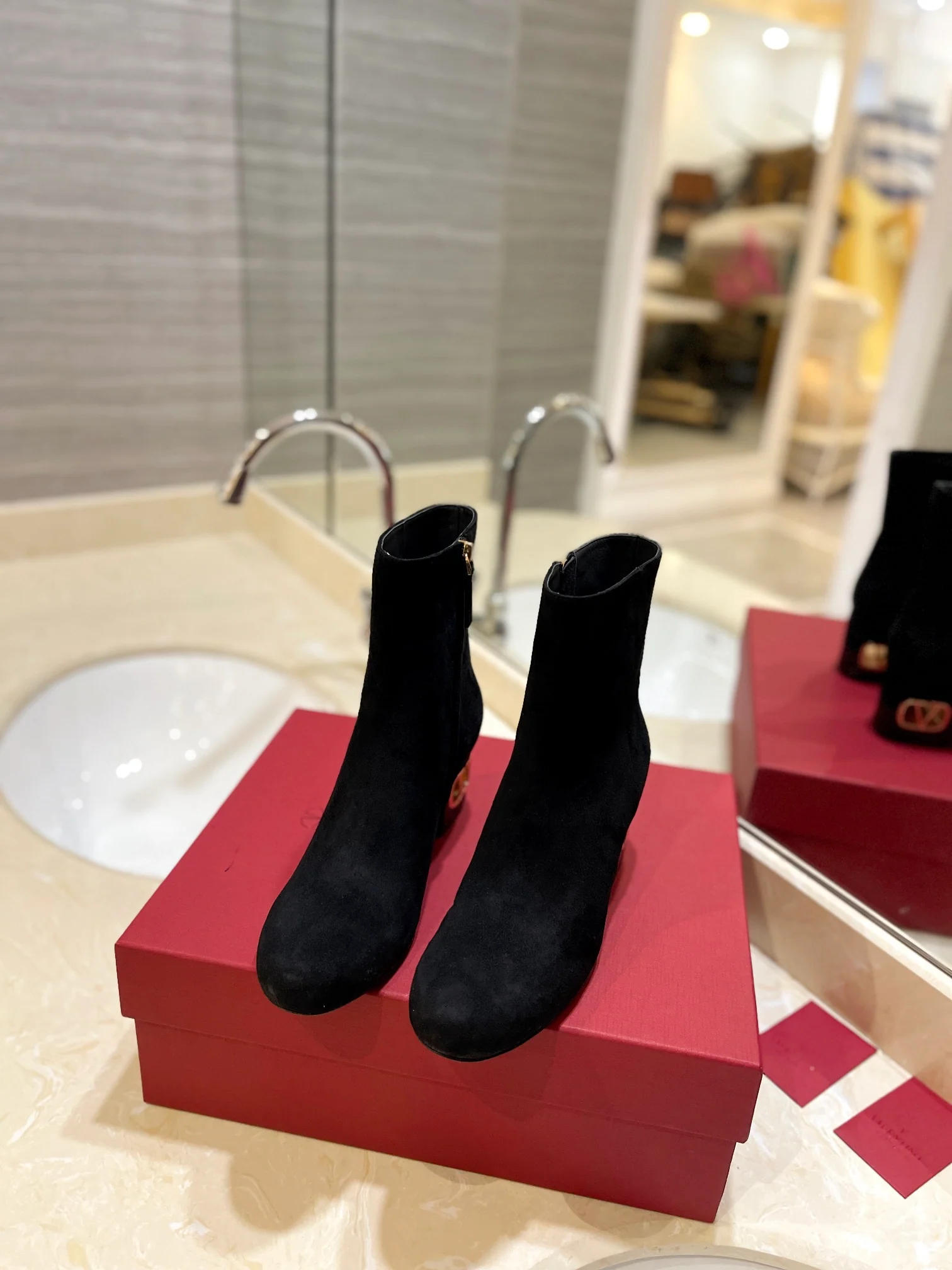 Новинка сезона осень/зима 2023 от Valentino - Ботильоны на массивном каблуке - Боковая молния - Черная замша