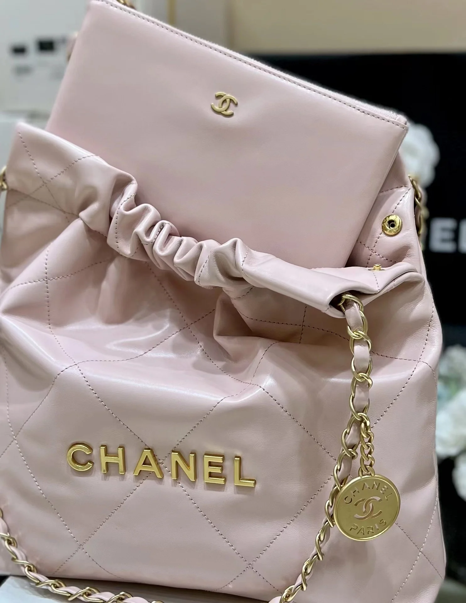 Новинка сезона весна/лето 2023 от Chanel - сумка 22 - маленькая - светло-розовая