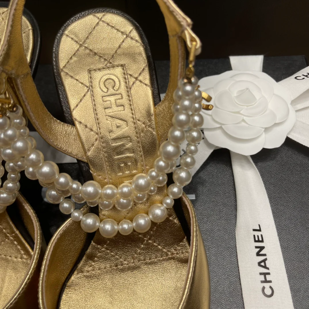 Chanel - Босоножки на шпильке, вышитые жемчугом