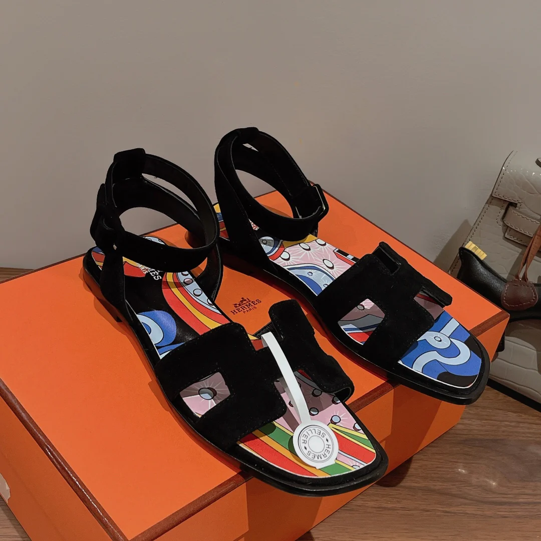 Новинка весны 2022 года от Hermes - сандалии на плоской подошве.