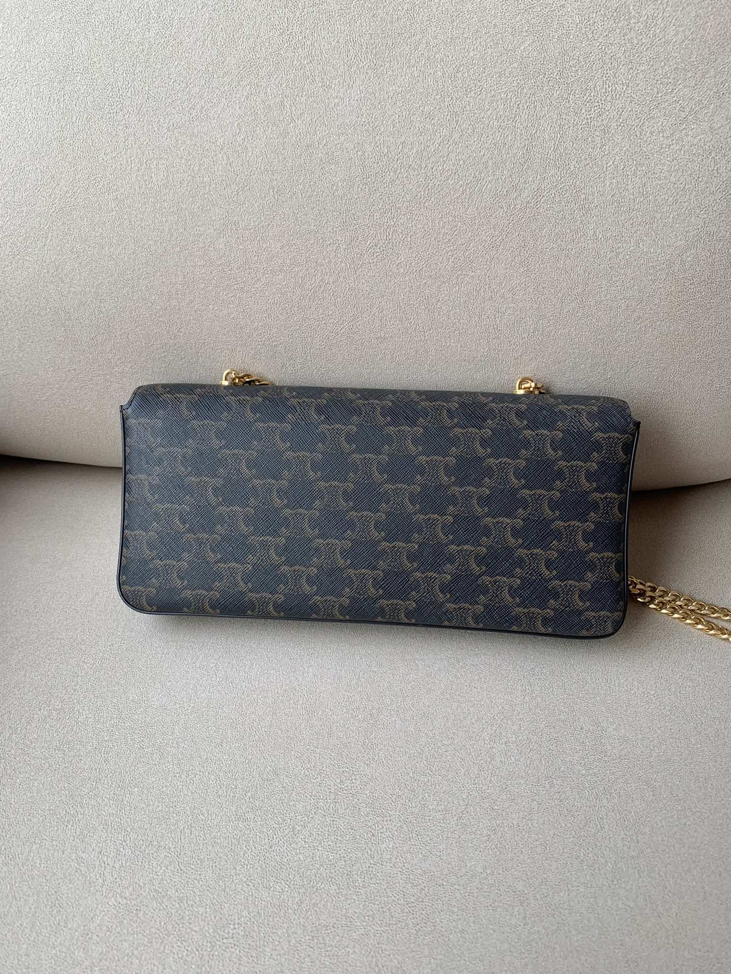 Сумка на плечо с длинной цепочкой и логотипом Celine Triomphe