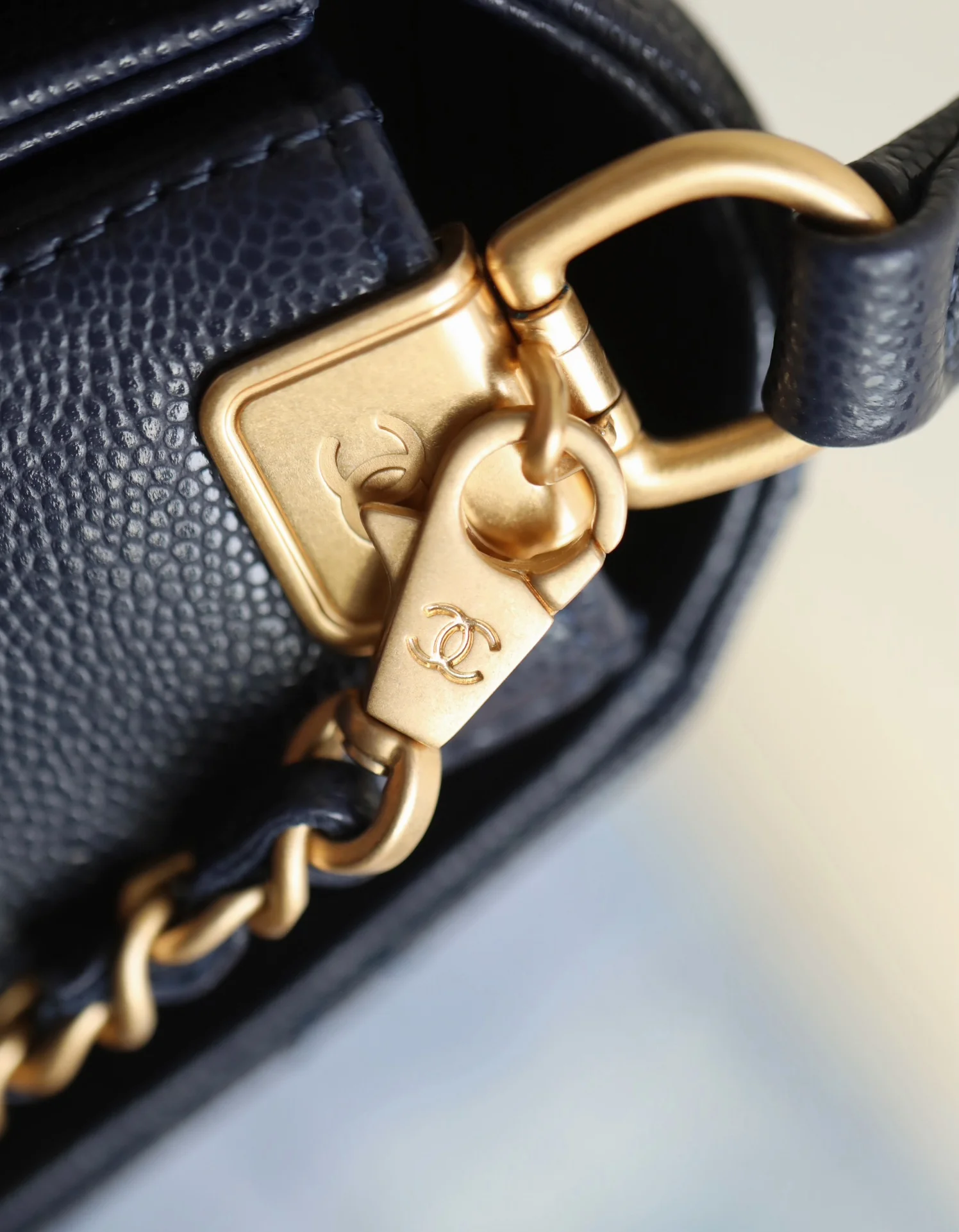 Мини-сумочка Chanel с клапаном и ручкой - синяя