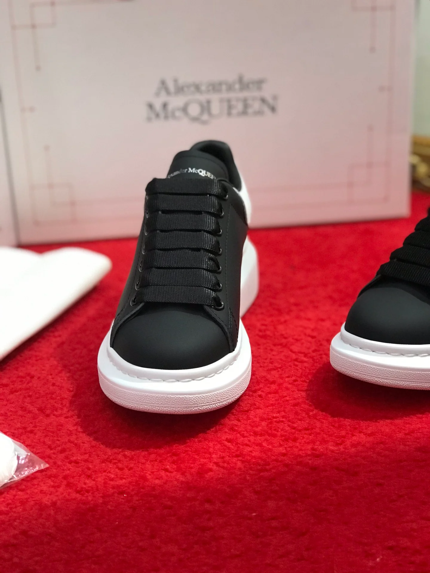 Классические белые кроссовки McQueen - полностью черные - с белой отделкой