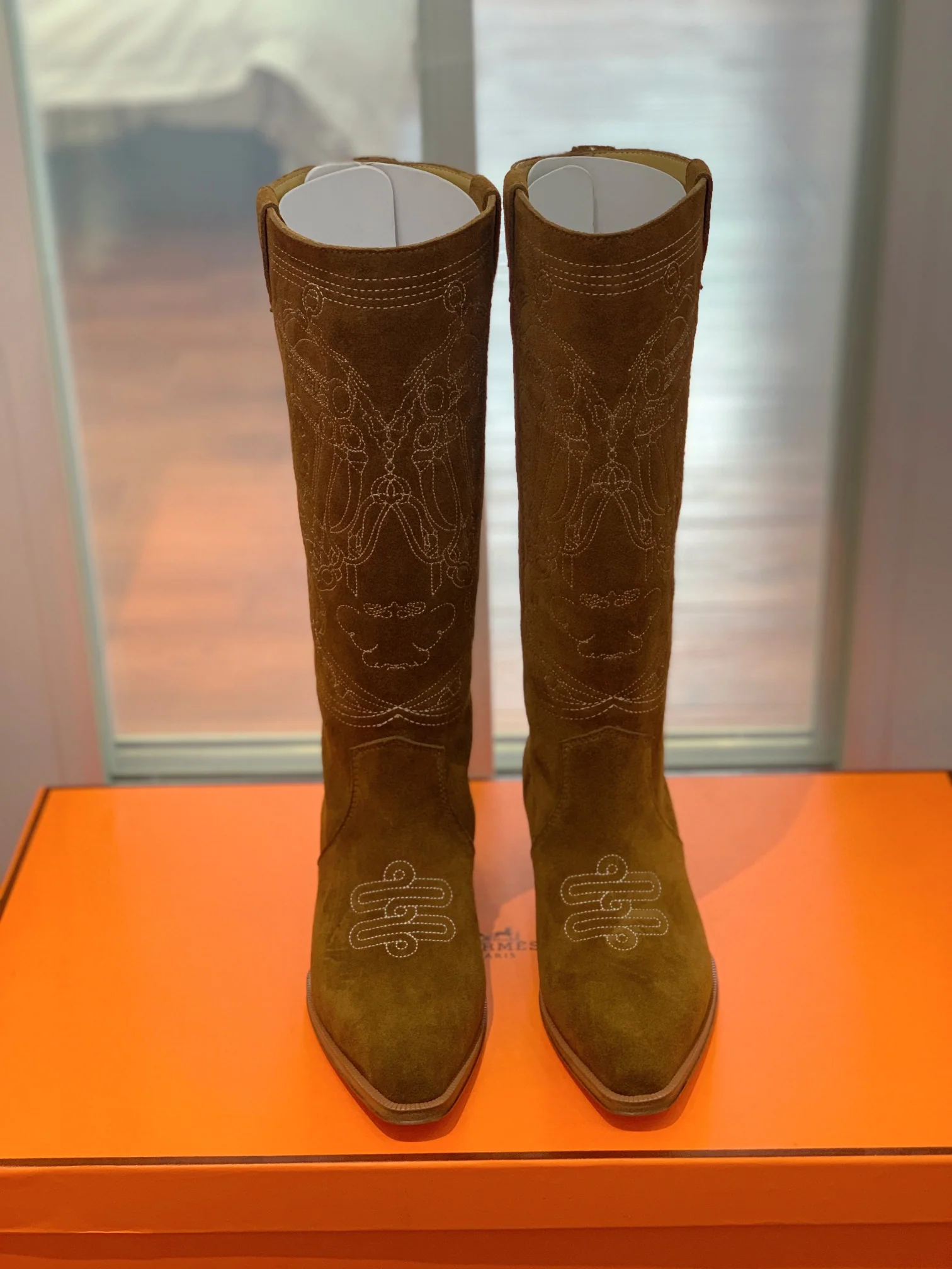 Новинка сезона осень/зима 2022 от Hermes - Вышитые высокие сапоги - 1