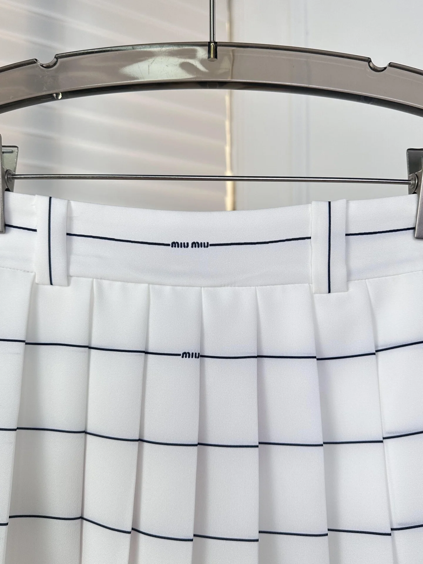 Miu Miu - 2404 - Полосатый струящийся жилет с бантом и полосатая плиссированная юбка - Белый