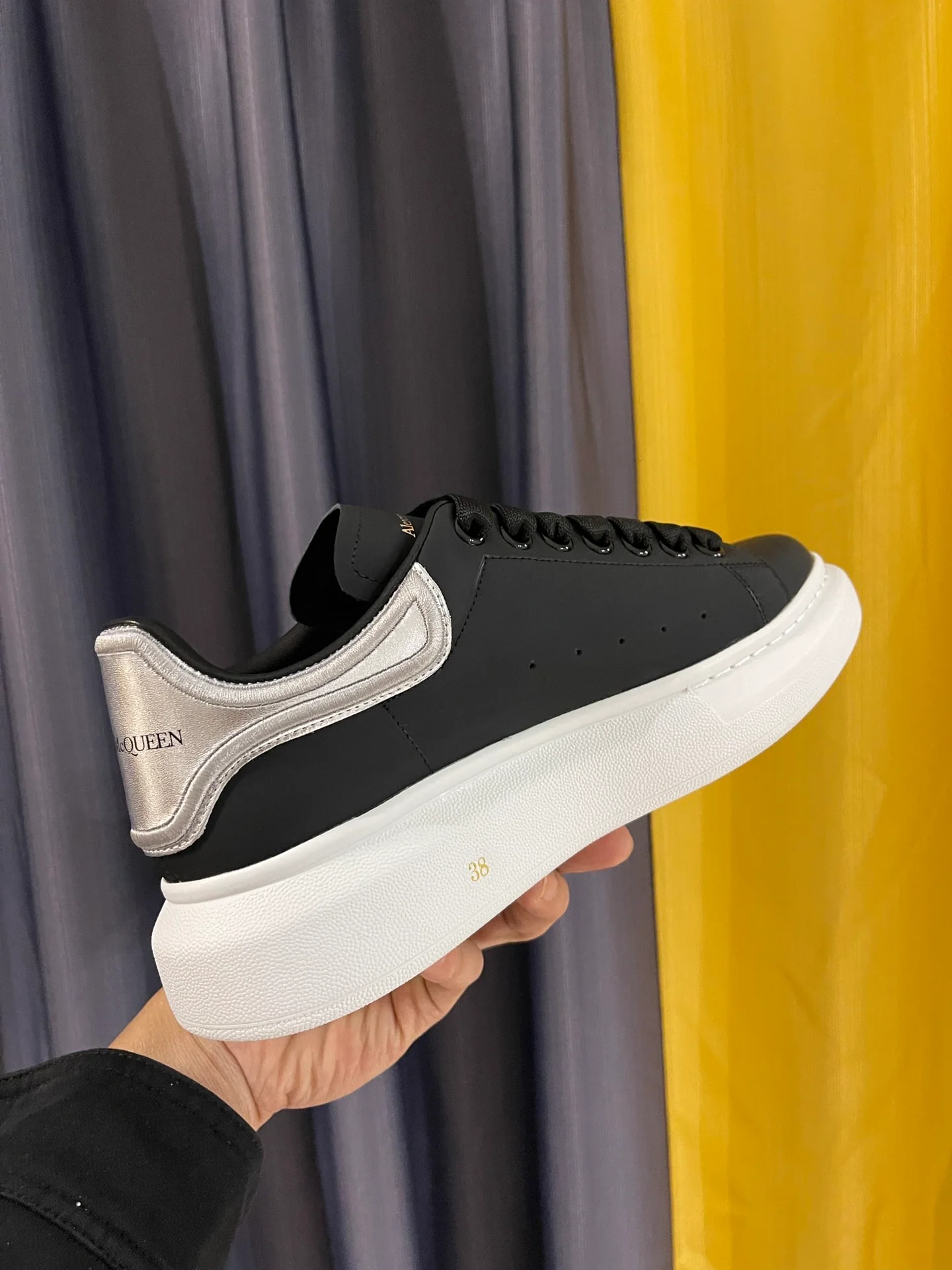 Классические белые кроссовки McQueen - унисекс - черные с вышитой серебристой задней частью - премиум-издание