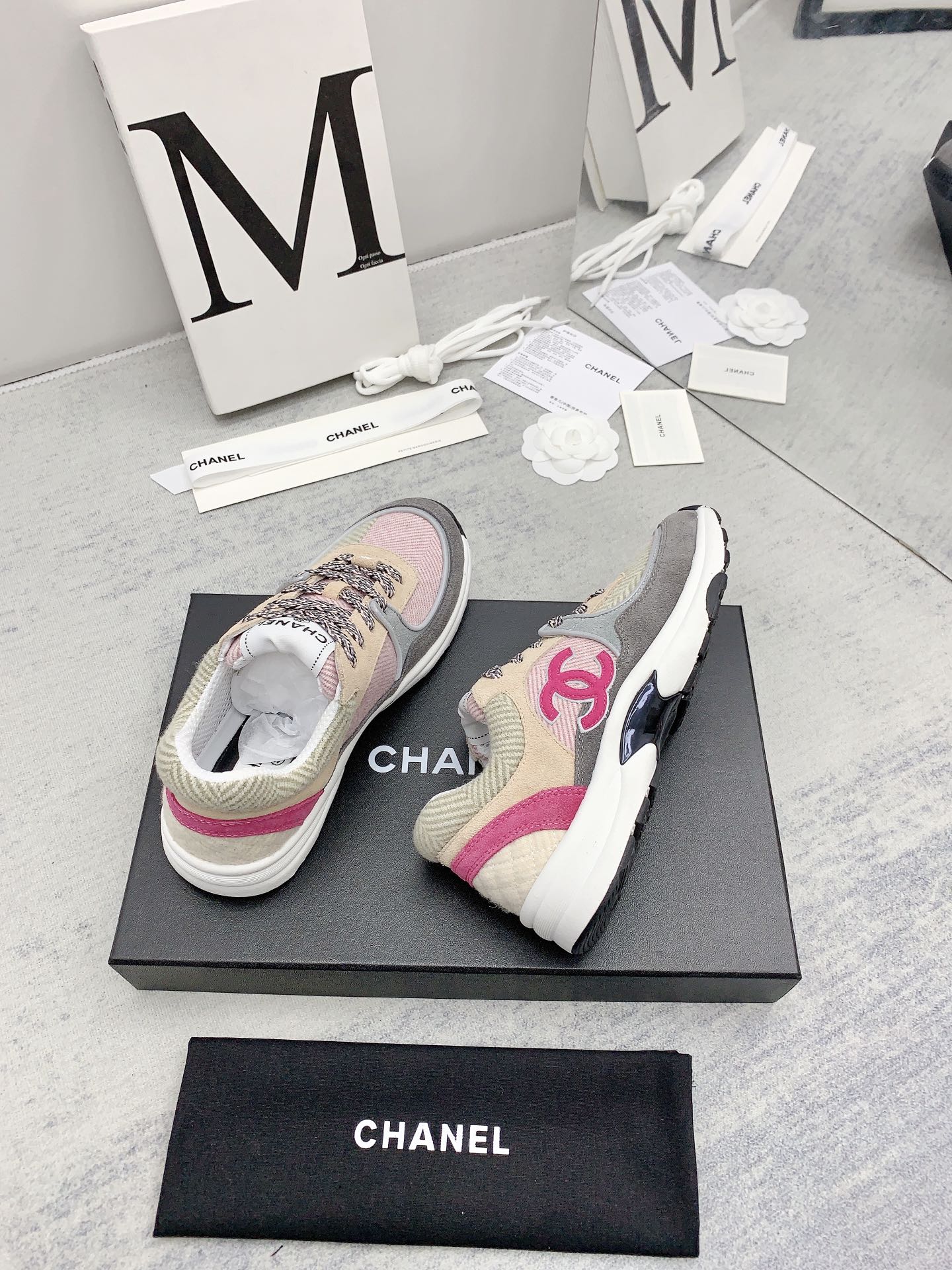 Chanel - Твидовые кроссовки в стиле пэчворк - Повседневные кроссовки - Розовато-серый