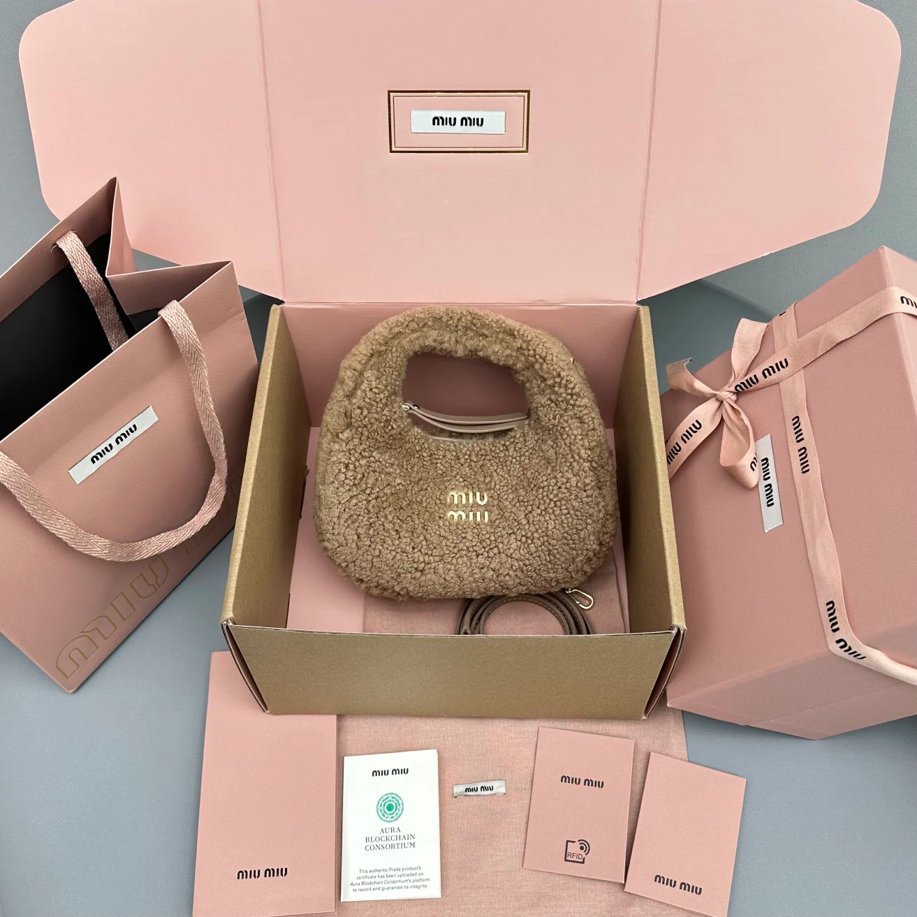 Сумка Miu Miu Wander - миниатюрная, из овечьей шерсти.