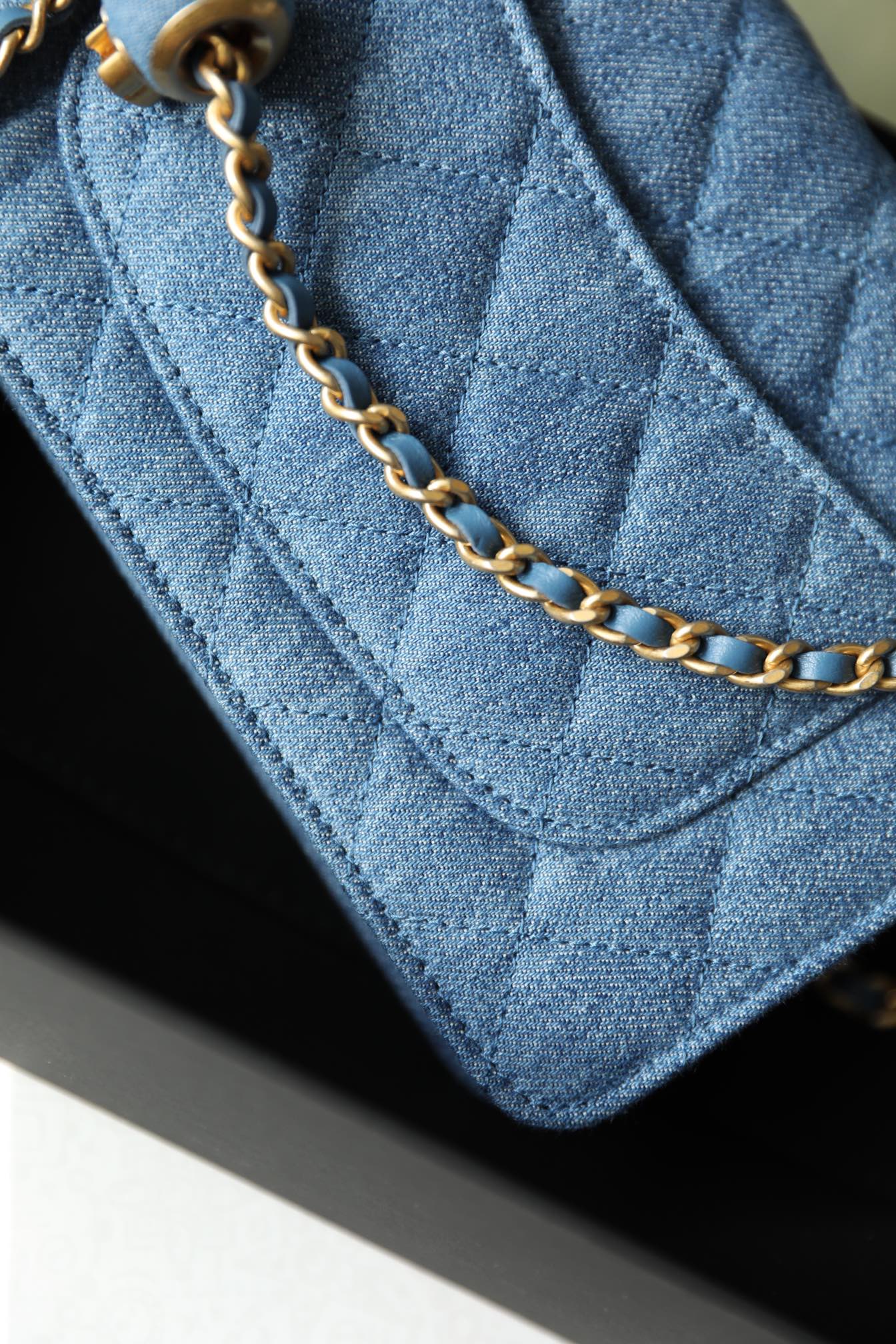 Новая весенняя коллекция джинсовой одежды Chanel - Chain Gold Ball - woc