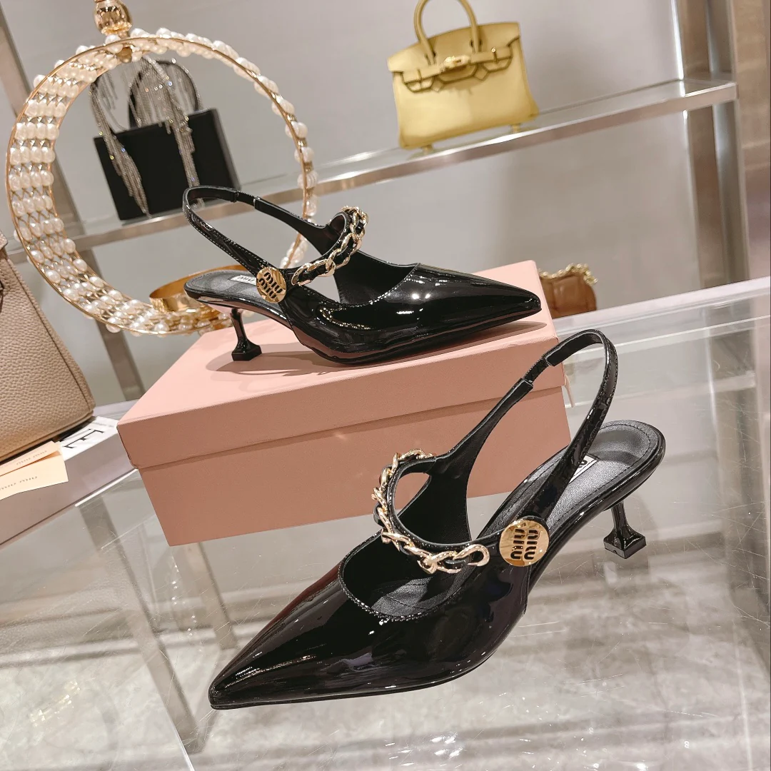 Новинка осенне-зимней коллекции Miu Miu 2022 — Туфли на каблуке с острым носком и разрезом — Черные — 1