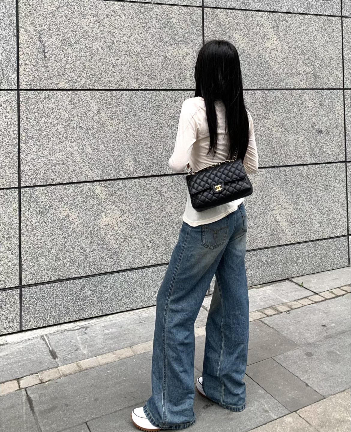 Сумка Chanel CF25 из зернистой кожи с золотой фурнитурой и цепочкой — черная.