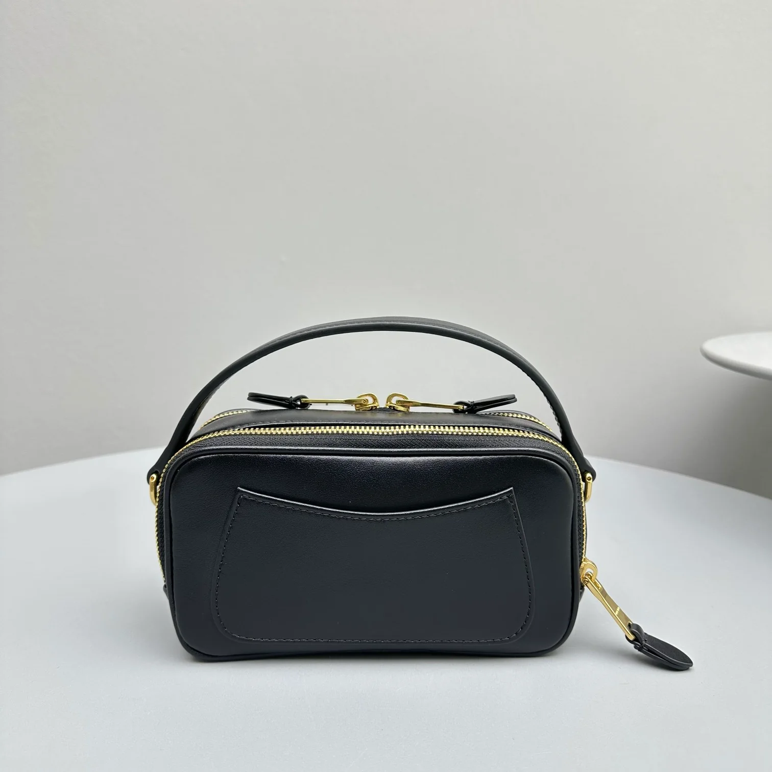 Сумка/кроссбоди для фотоаппарата Miu Miu из осенне-зимней коллекции - полностью кожаная, черная.