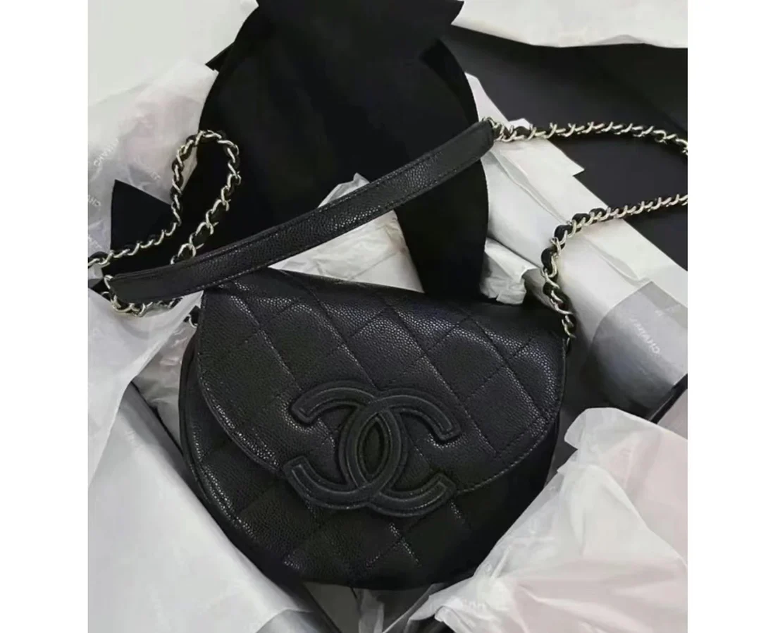 Новинка сезона весна/лето 2023 от Chanel - сумка Lychee Bull Saddle Bag - черная.