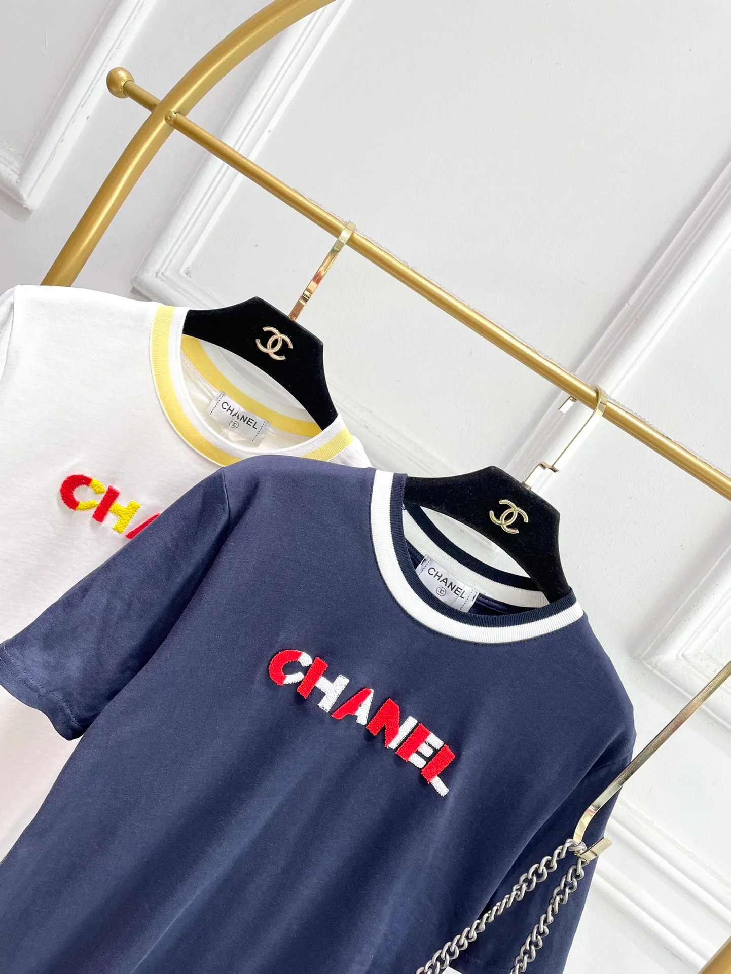 Футболка Chanel 2403 с вышитой 3D-буквой в виде зубной щетки, с короткими рукавами, черная.