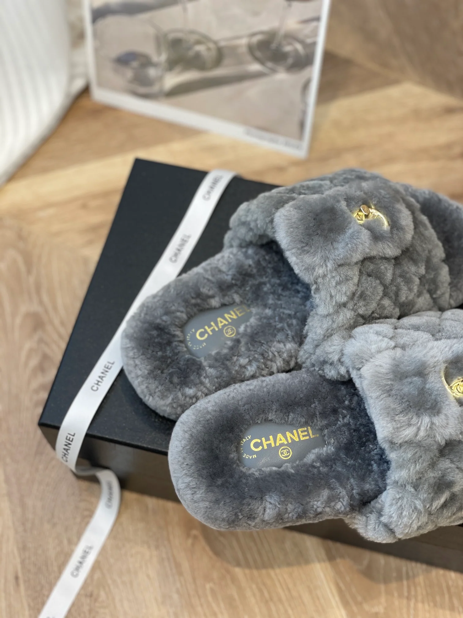 Новинка сезона осень/зима 2022 от Chanel - Тапочки из овечьей шерсти - Серые