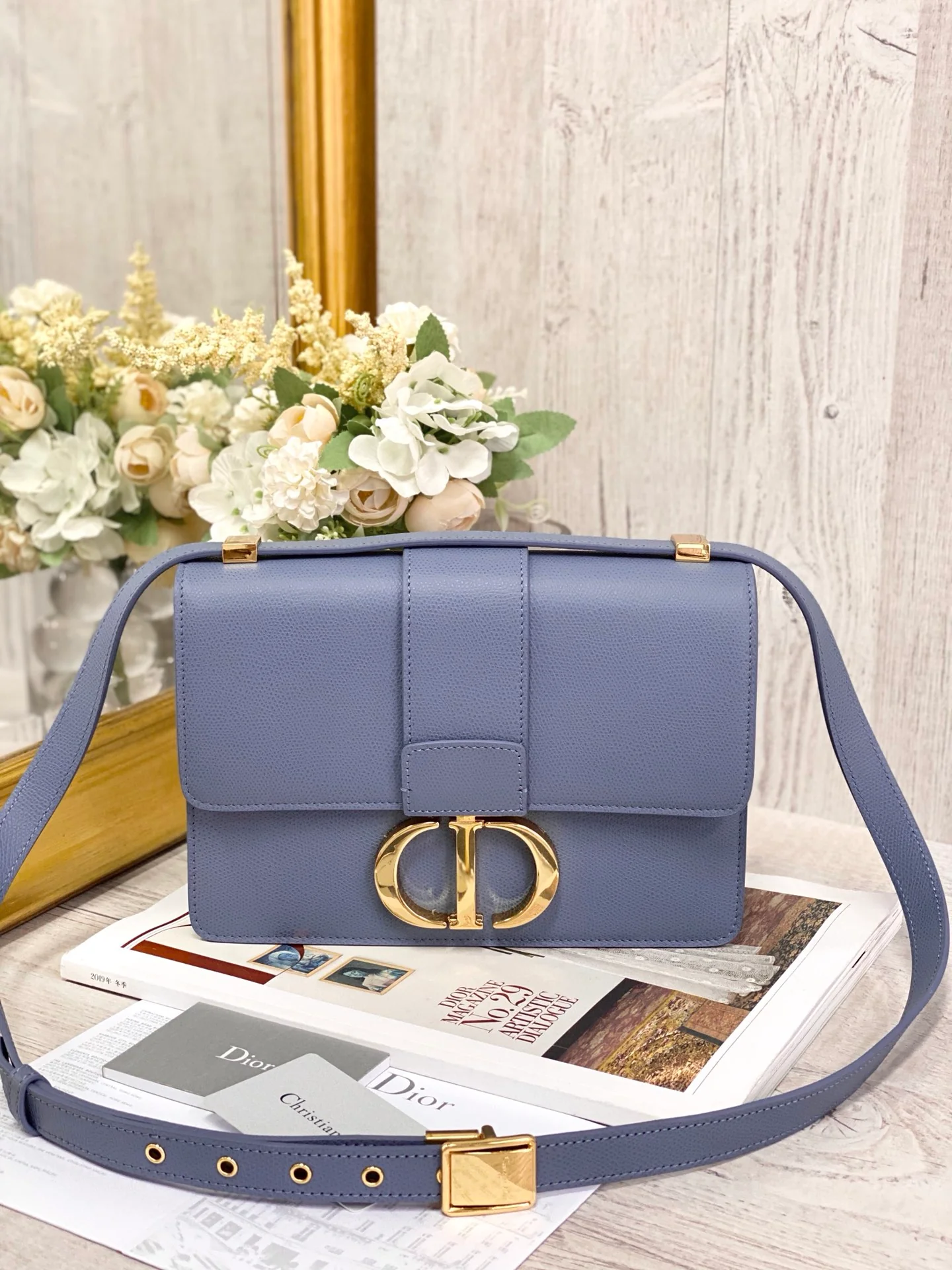 Dior Montaigne 30 серии, 24 см, золотистая фурнитура, кожа с принтом под пальмовые листья, темно-синий цвет.