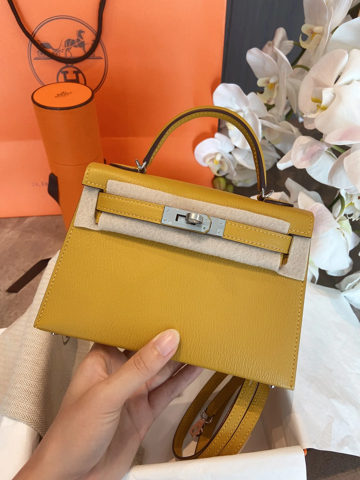 Миниатюрная сумка Hermes Kelly 2-го поколения из козьей кожи янтарно-желтого цвета с серебряной пряжкой.