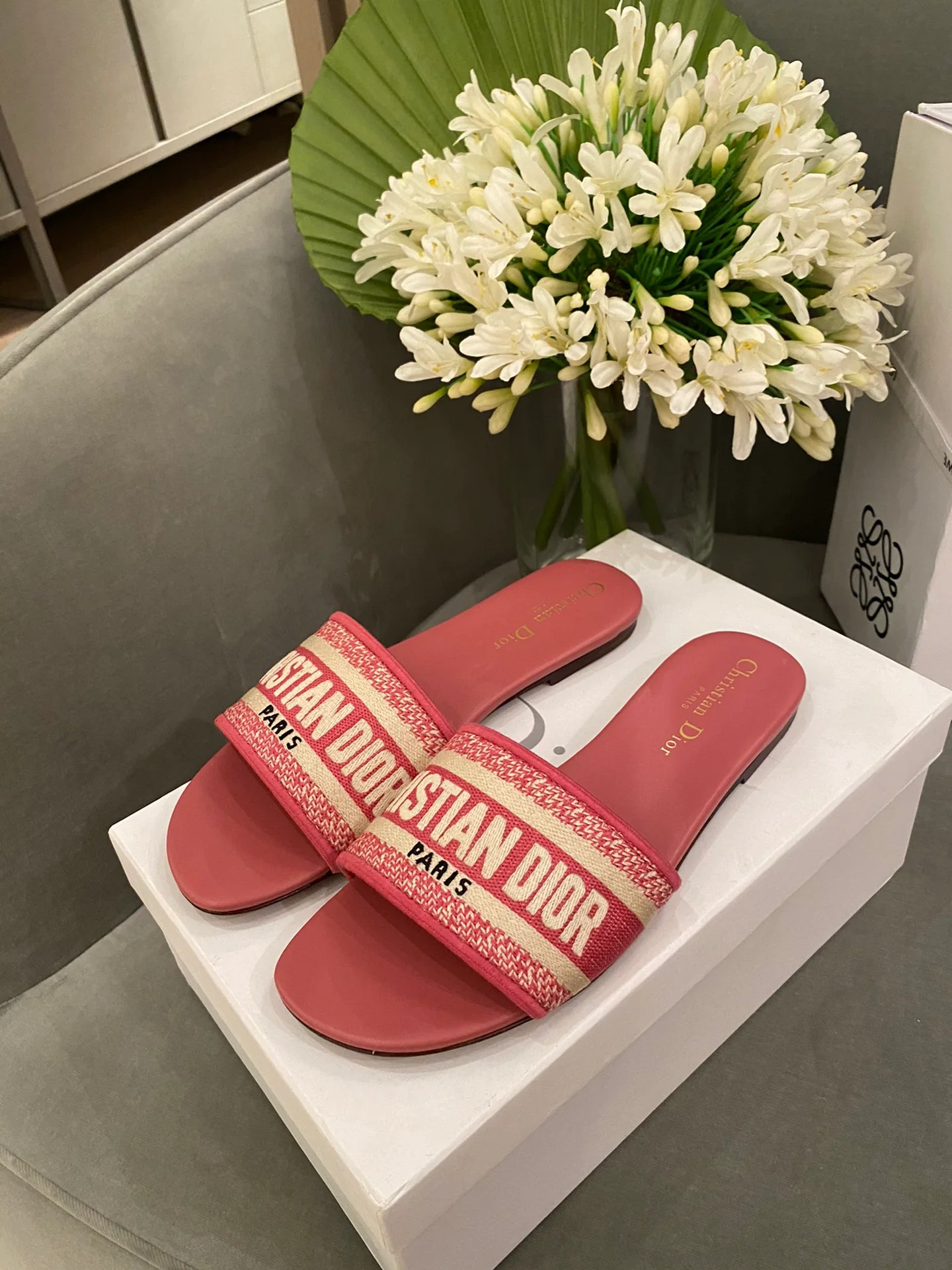 Dior - Коллекция вышитых тапочек