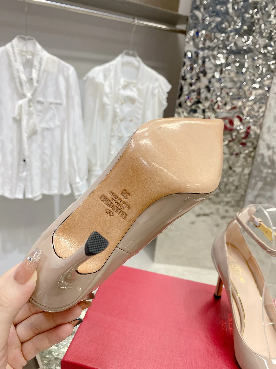 Новинки сезона ?Начало осени? от Valentino 2022 — туфли на высоком каблуке.