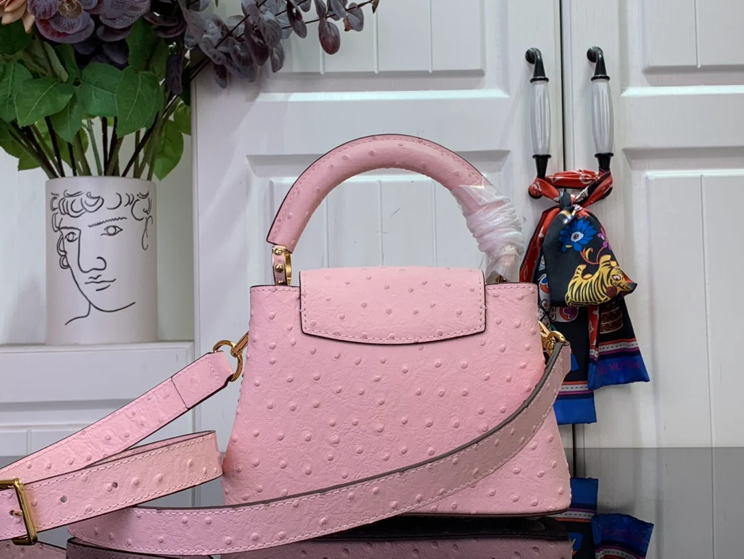 Миниатюрная кожаная сумочка LV Capucines с жемчужной цепочкой - розовая.