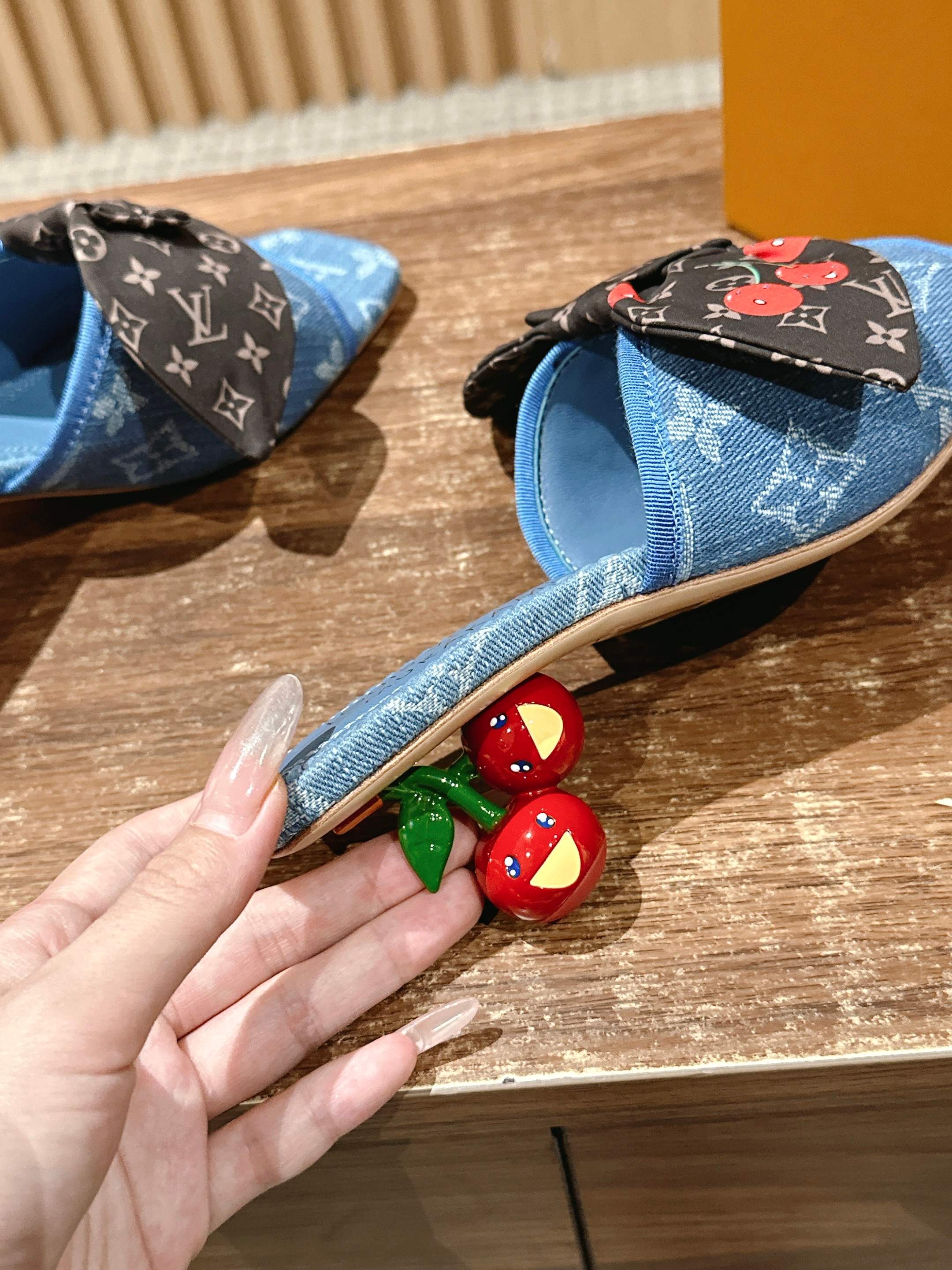 LV - Босоножки на низком каблуке с бантом и вишневым узором - Синие