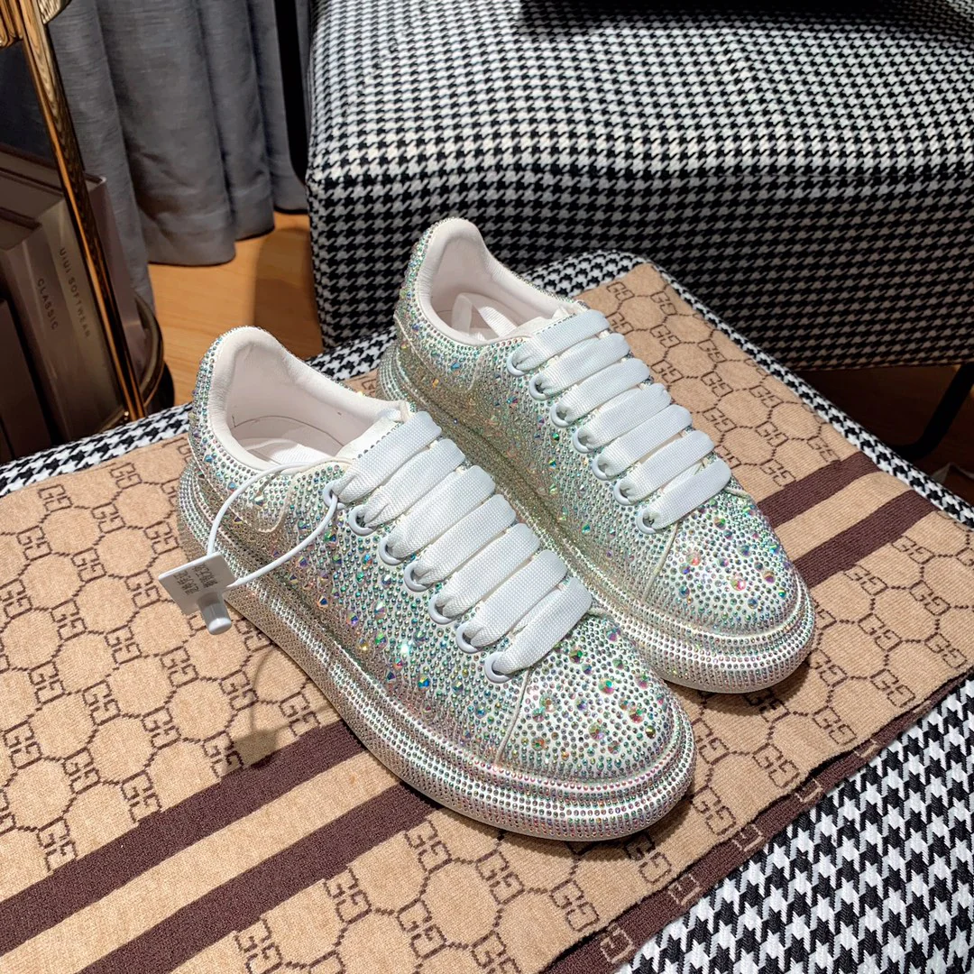 Классические белые кроссовки McQueen — серебристые с крупными бриллиантами